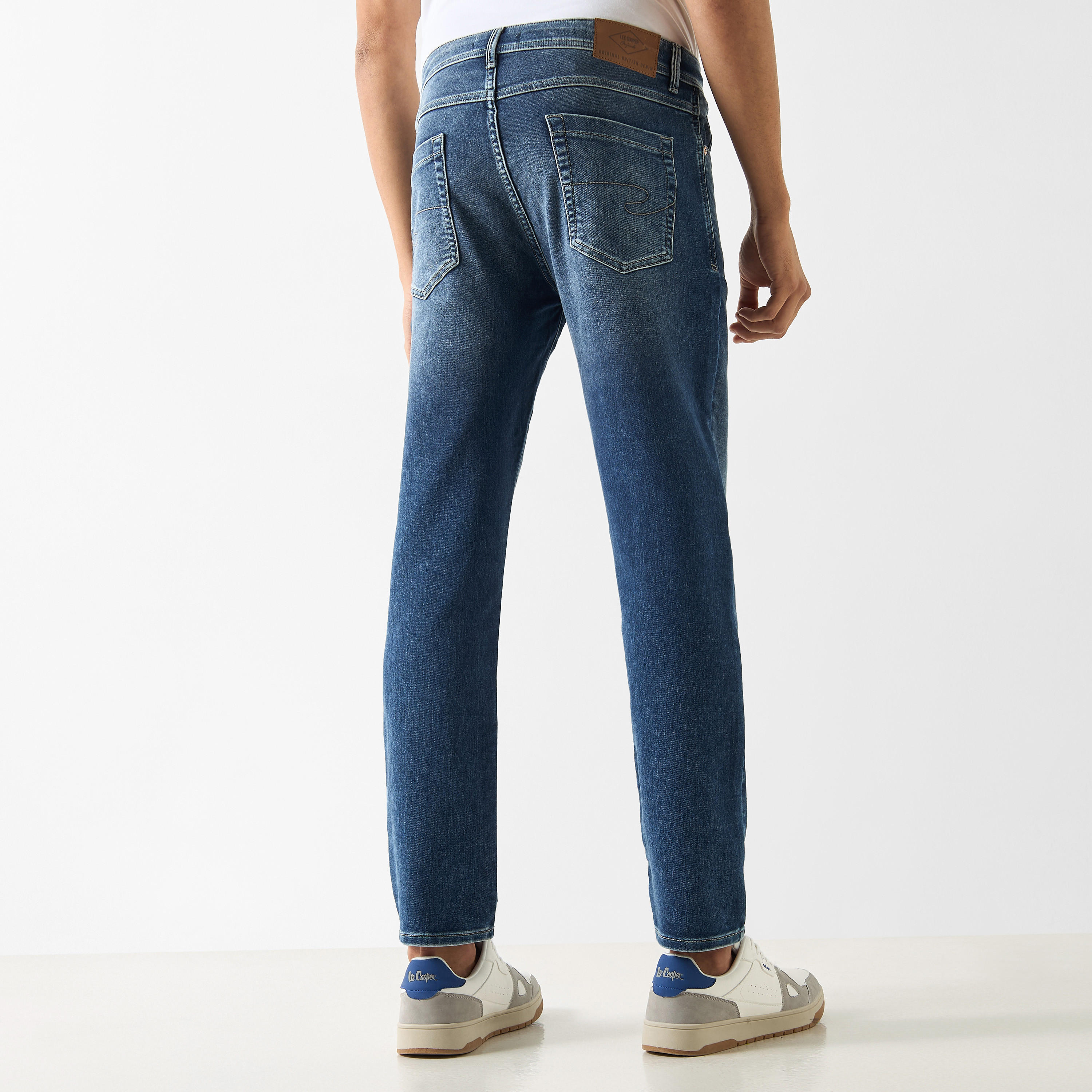 بنطلون جينز بقصة سليم ورباط إغلاق من لي كوبر-men-clothing-bottoms-jeans-image-3