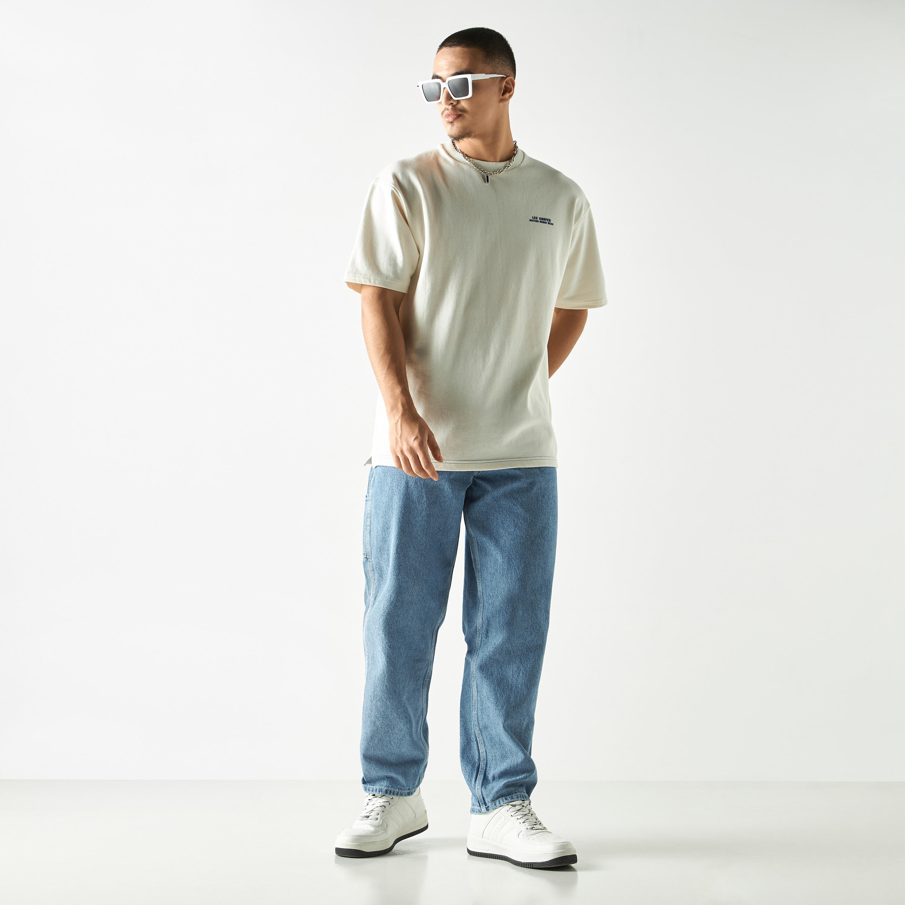 تيشيرت بياقة ضيقة وأكمام قصيرة وطبعات من لي كوبر-men-clothing-tshirtsandpolos-tshirts-image-2
