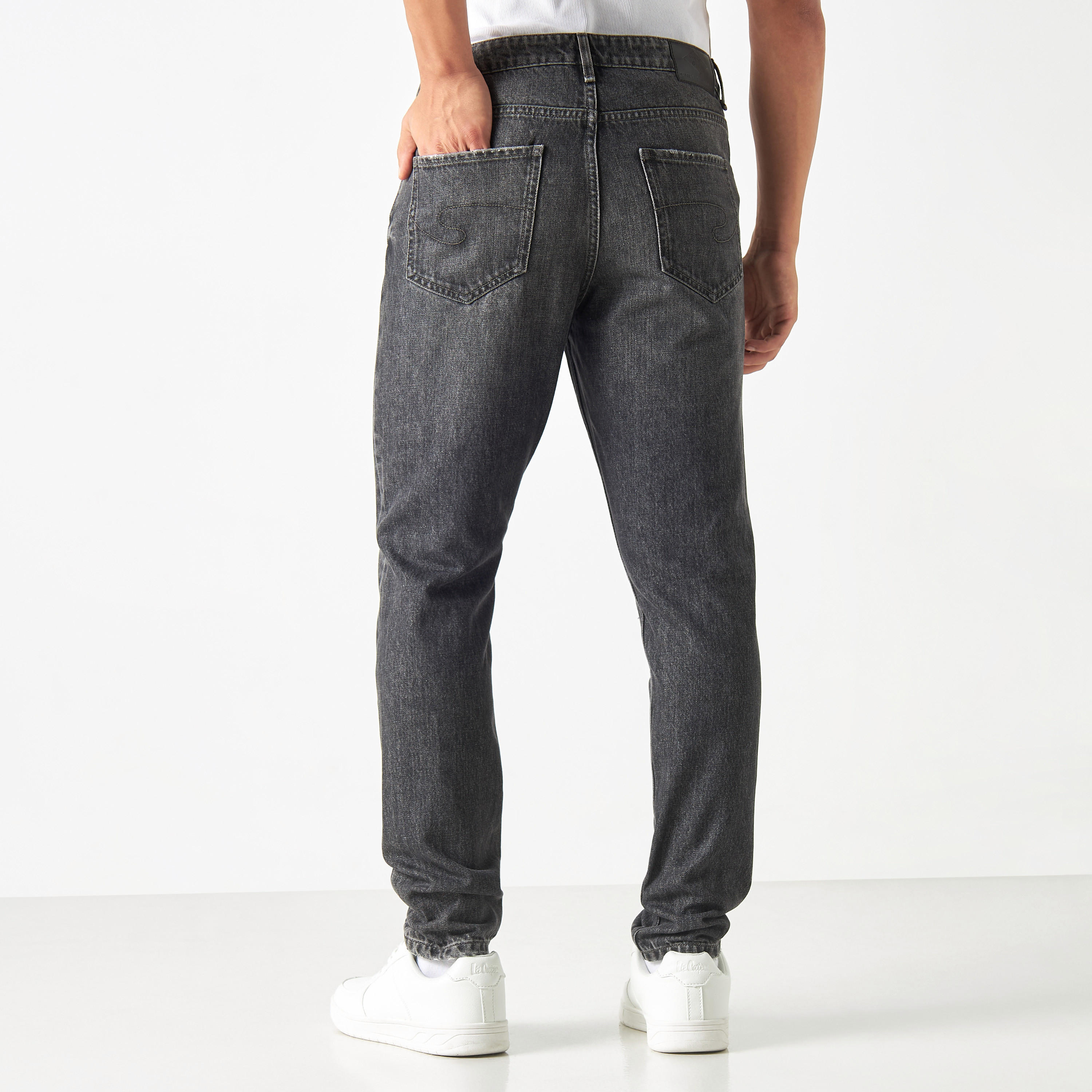 بنطلون جينز بقصة كاروت وجيوب وتفاصيل مضلّعة من لي كوبر-men-clothing-bottoms-jeans-image-4