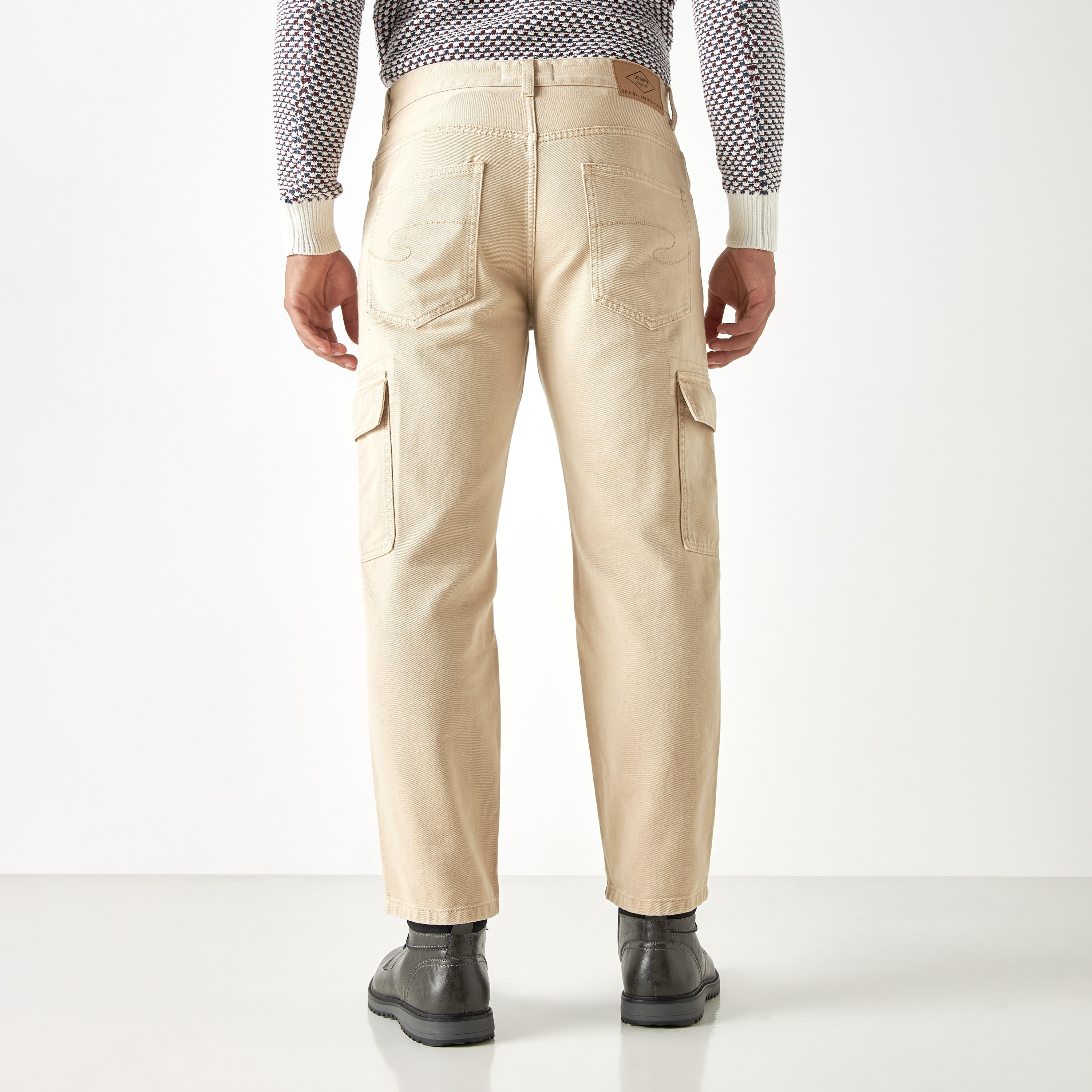 بنطلون جينز كارجو سادة بأطراف ضيّقة وجيوب من لي كوبر-men-clothing-bottoms-jeans-image-2