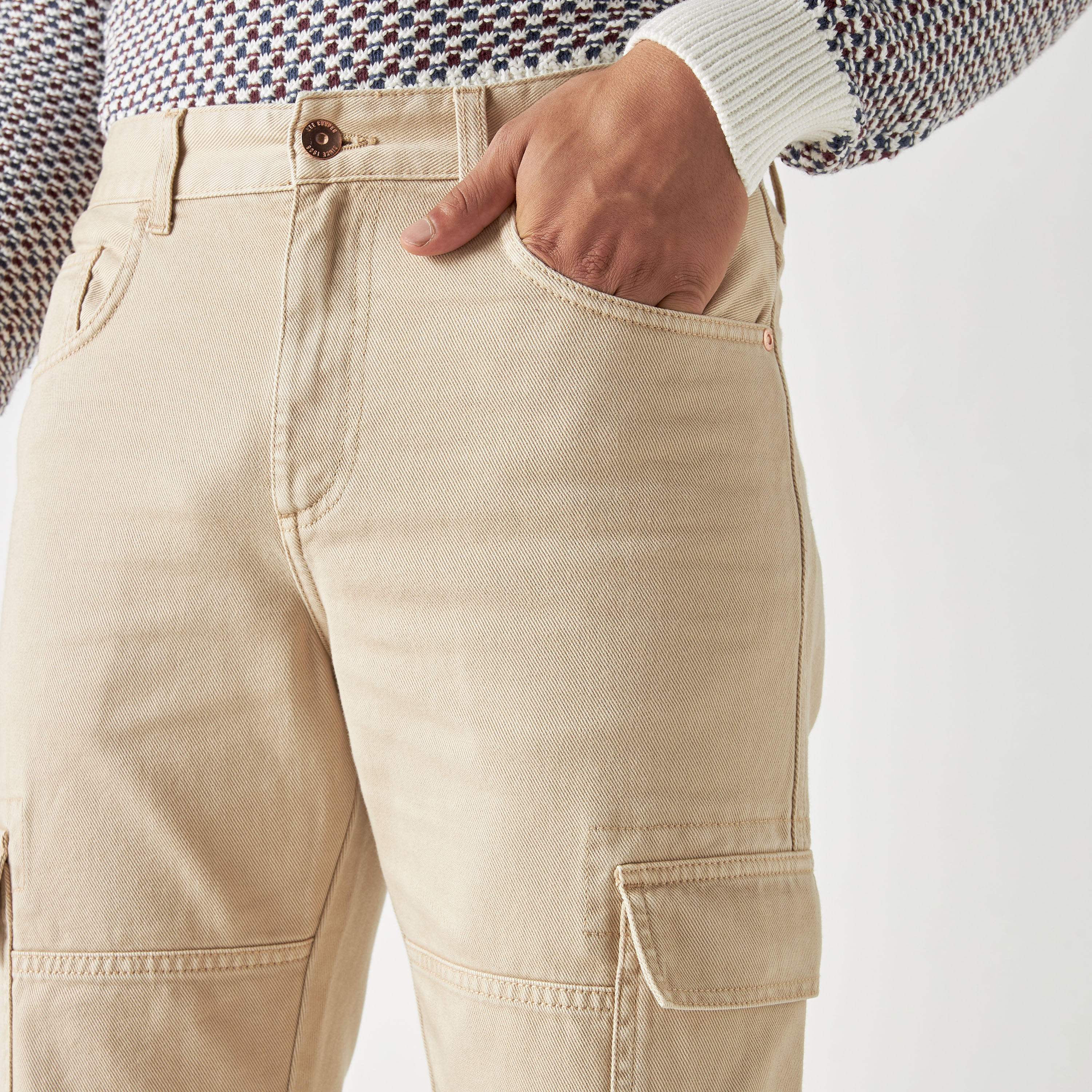 بنطلون جينز كارجو سادة بأطراف ضيّقة وجيوب من لي كوبر-men-clothing-bottoms-jeans-image-1