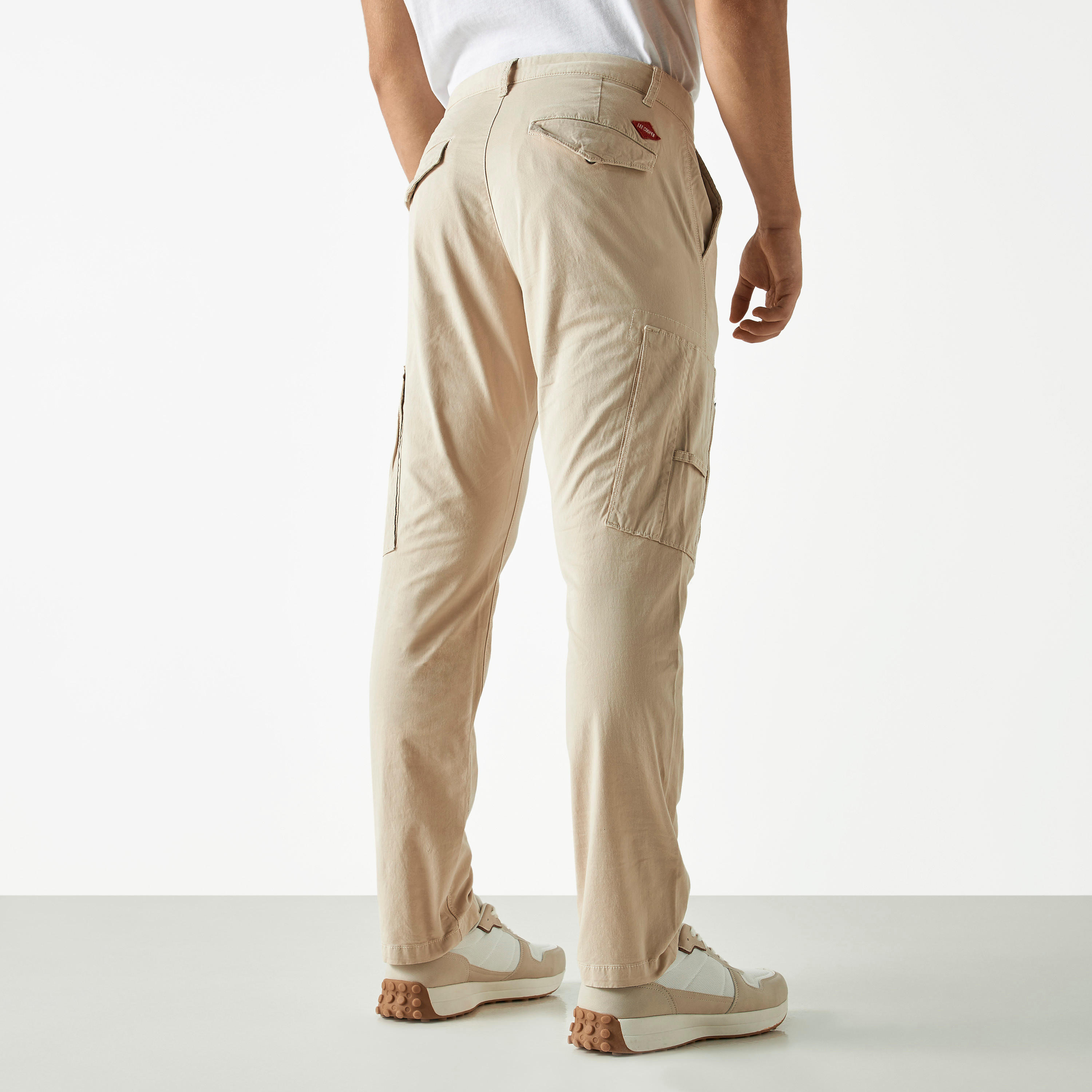 بنطلون كارجو سادة بقصة مريحة من لي كوبر-men-clothing-bottoms-trousersandchinos-trousers-image-2