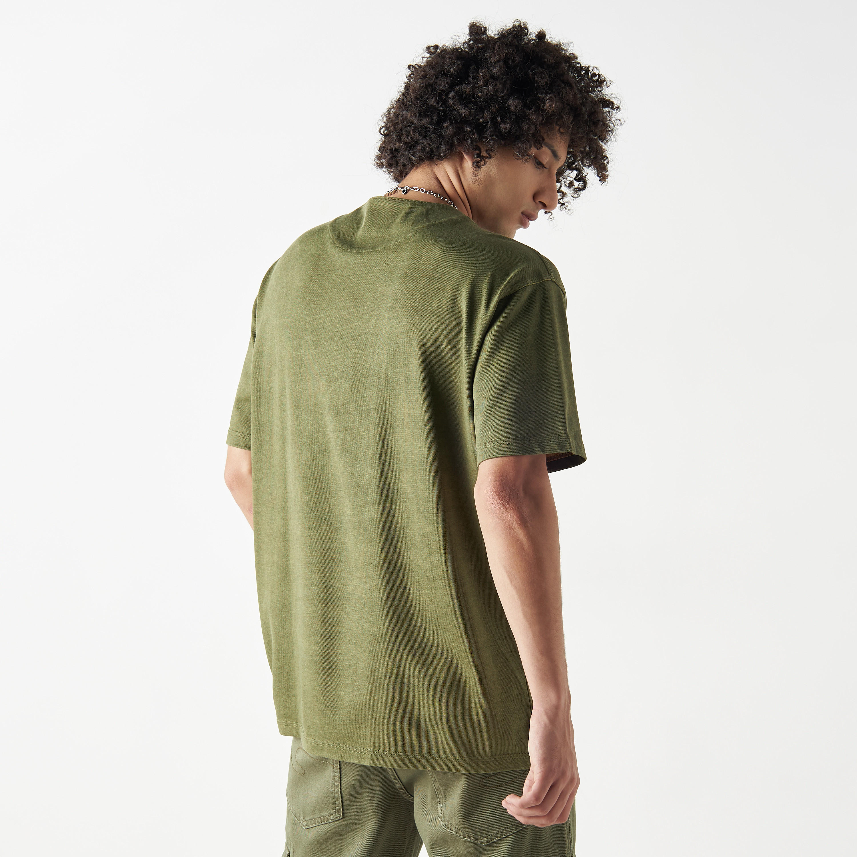 تيشيرت بياقة ضيّقة وأكمام قصيرة من لي كوبر-men-clothing-tshirtsandpolos-tshirts-image-2