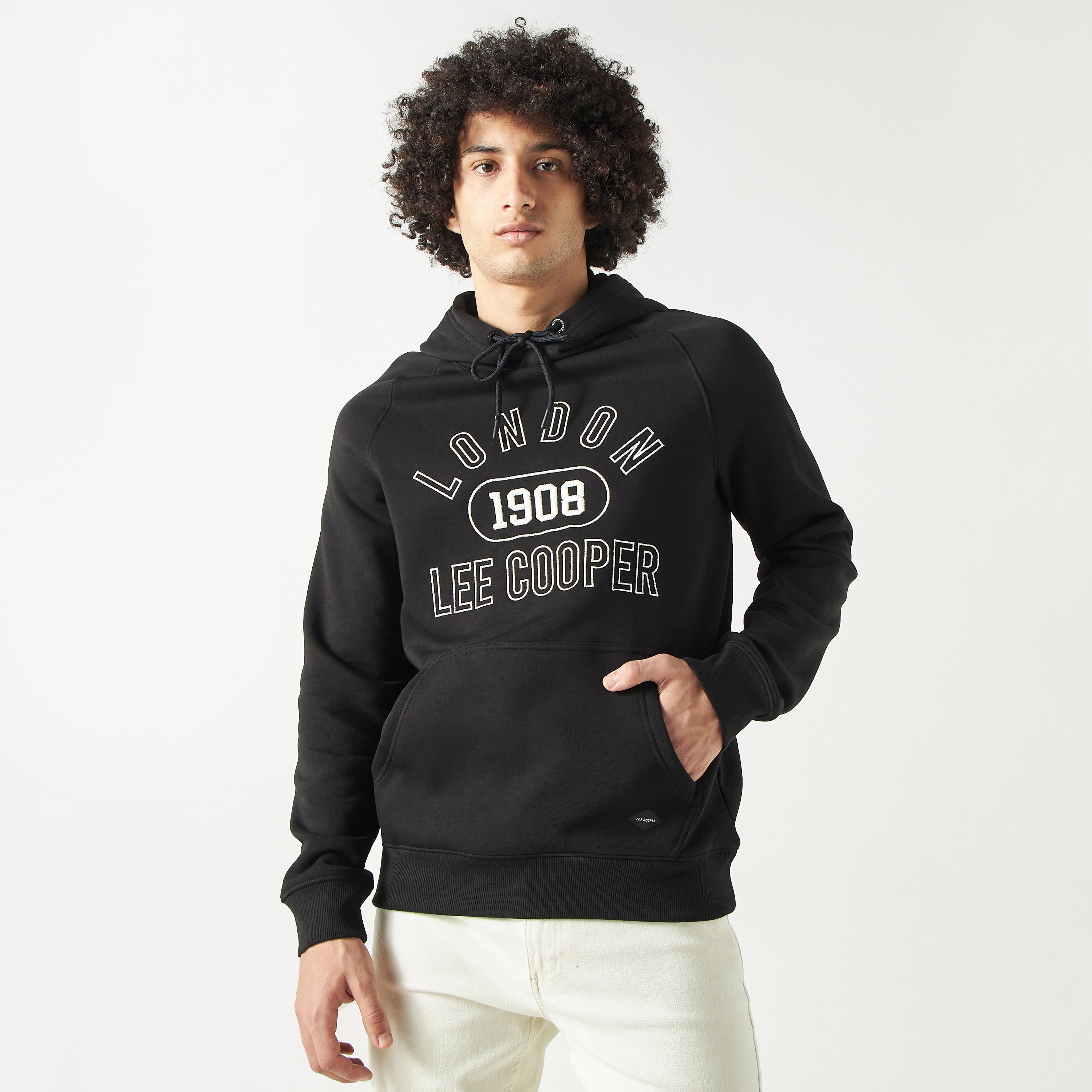 هودي مطرز بجيوب كنغر من لي كوبر-men-winterwear-hoodiesandsweatshirts-image-1