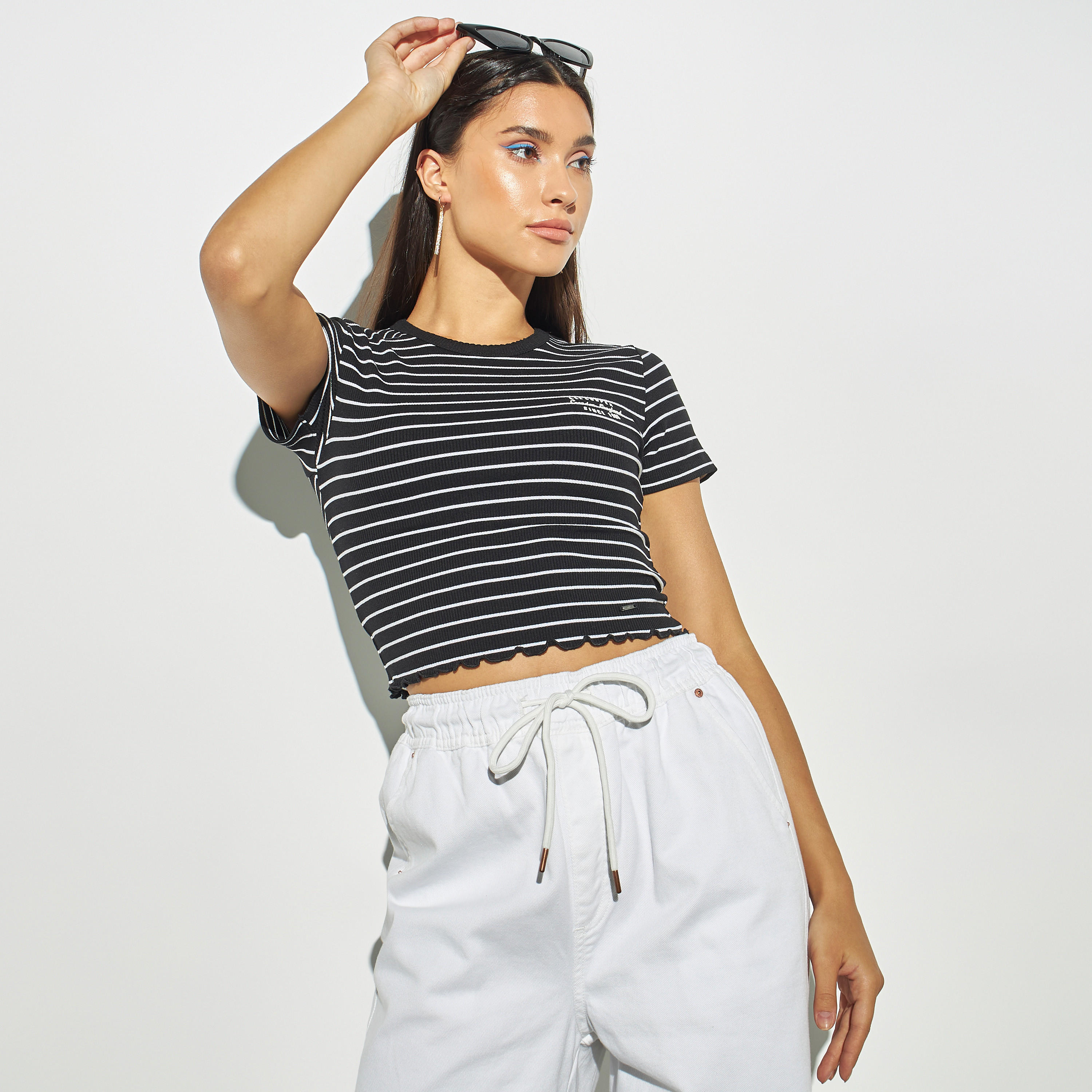 تيشيرت قصير بياقة ضيّقة وأكمام قصيرة من لي كوبر-women-clothing-tshirts-image-1