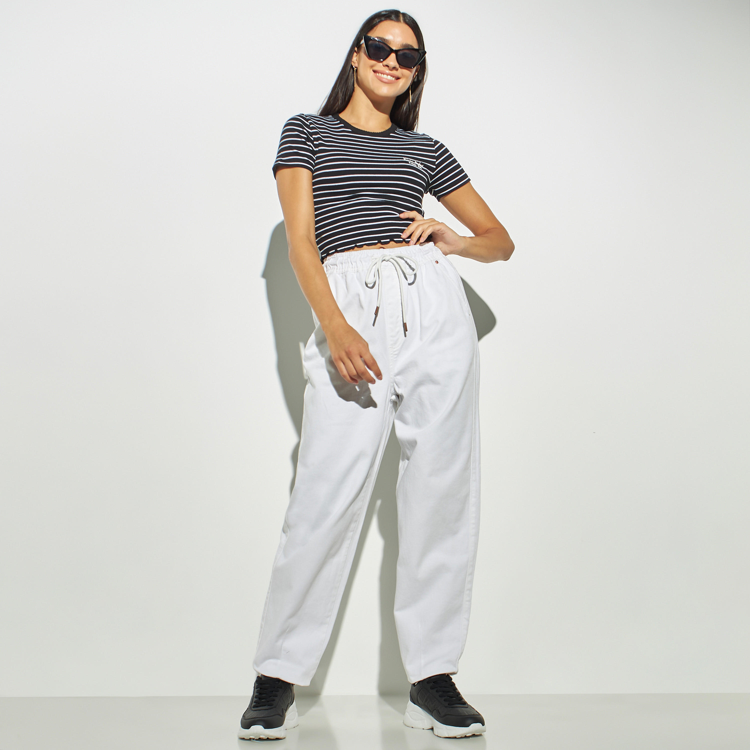 تيشيرت قصير بياقة ضيّقة وأكمام قصيرة من لي كوبر-women-clothing-tshirts-image-2