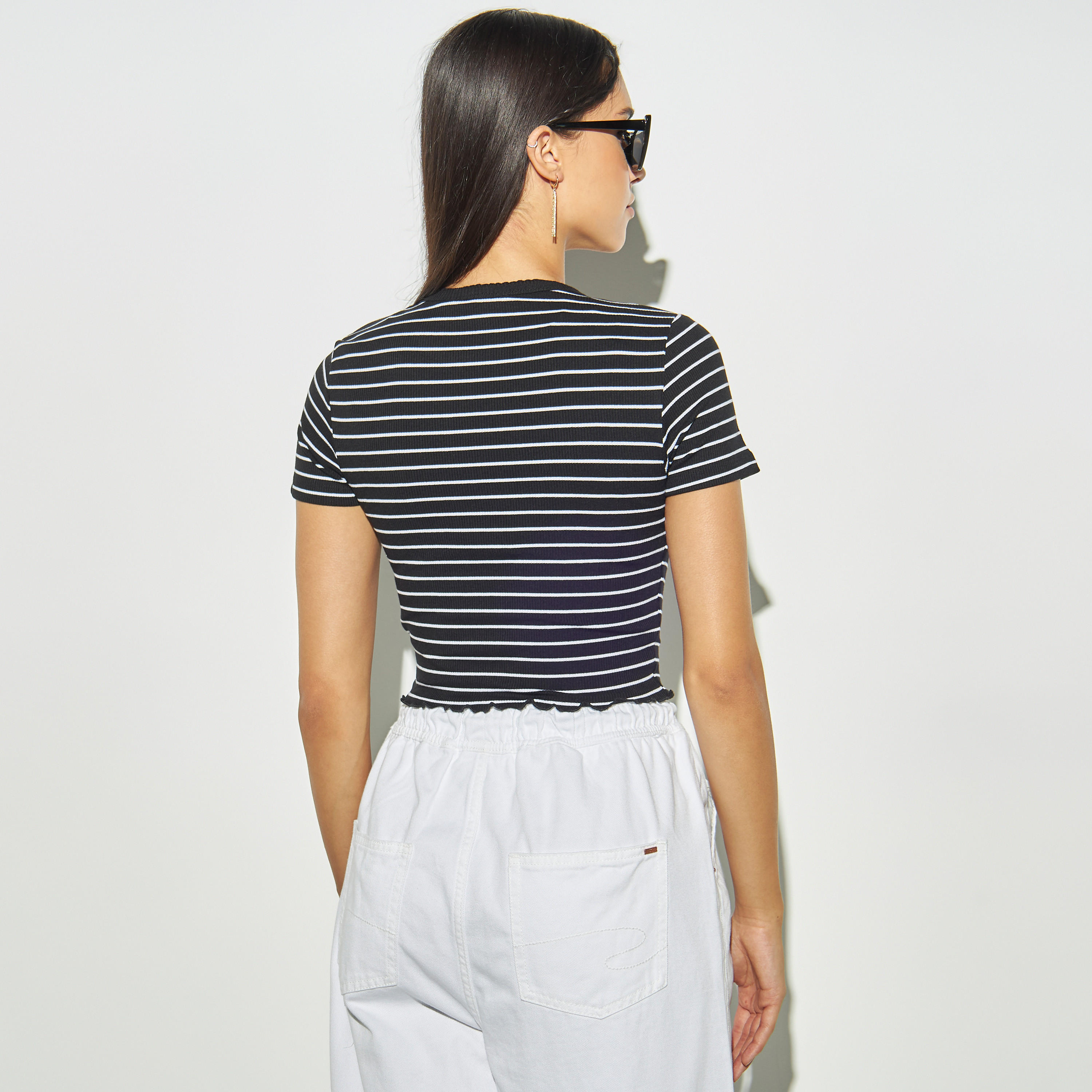 تيشيرت قصير بياقة ضيّقة وأكمام قصيرة من لي كوبر-women-clothing-tshirts-image-3