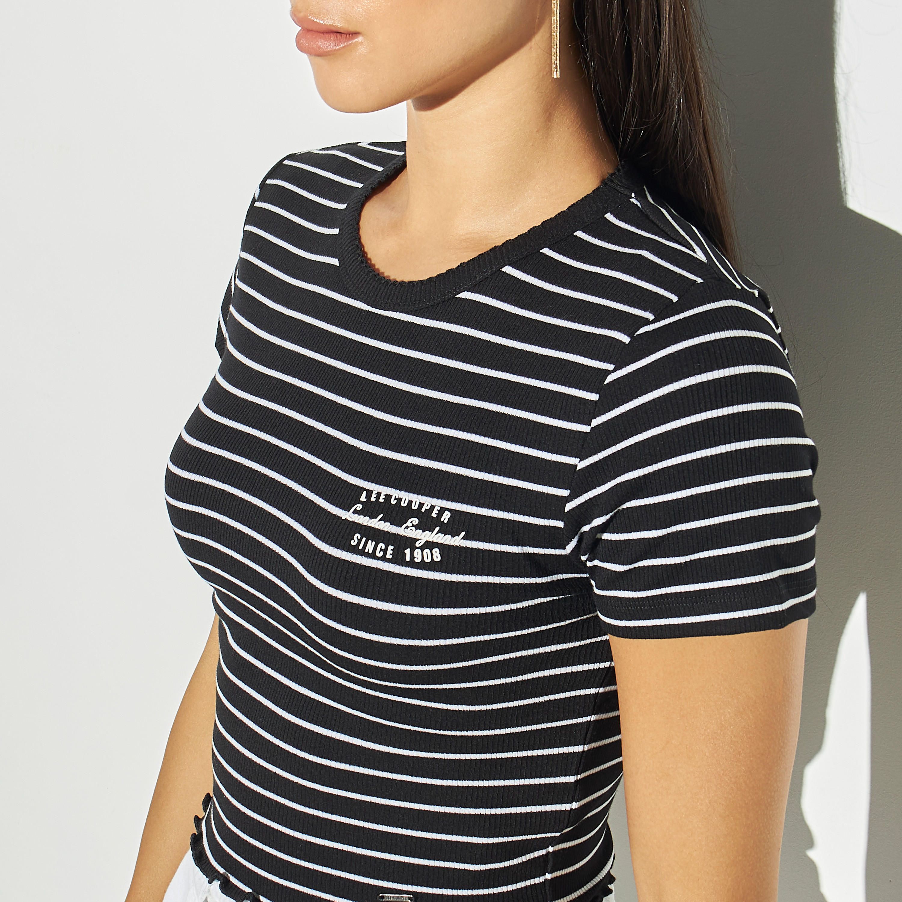 تيشيرت قصير بياقة ضيّقة وأكمام قصيرة من لي كوبر-women-clothing-tshirts-image-4