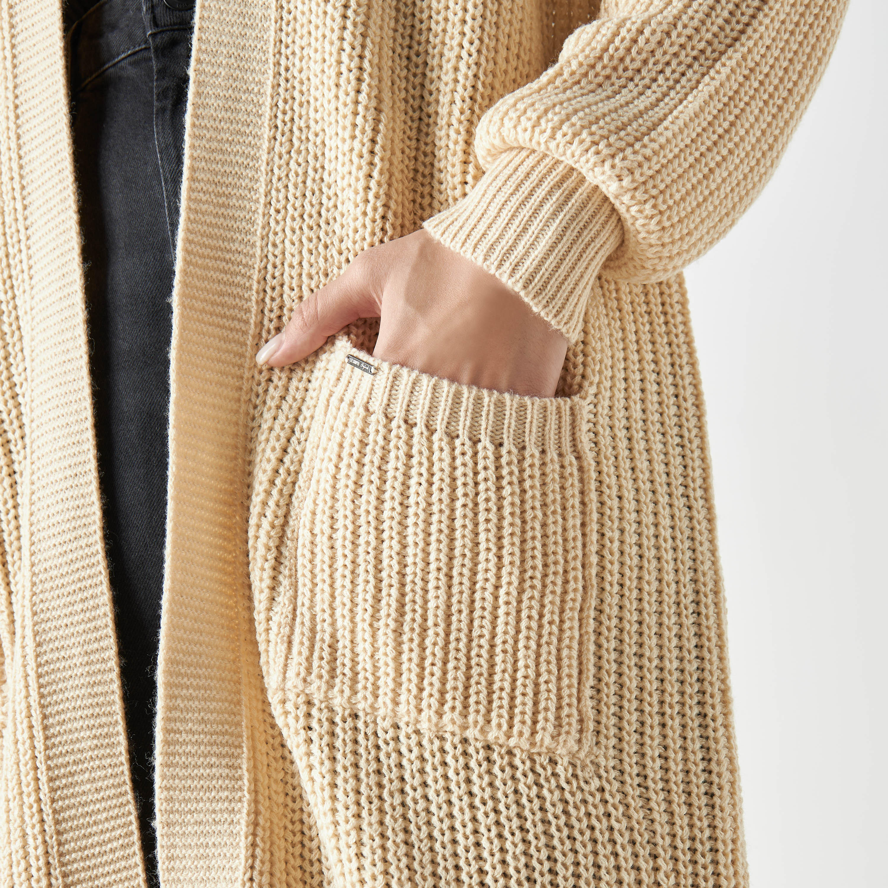 كارديجان طويل بارز الملمس بجيوب من لي كوبر-women-winterwear-cardigansandjumpers-cardigans-image-4