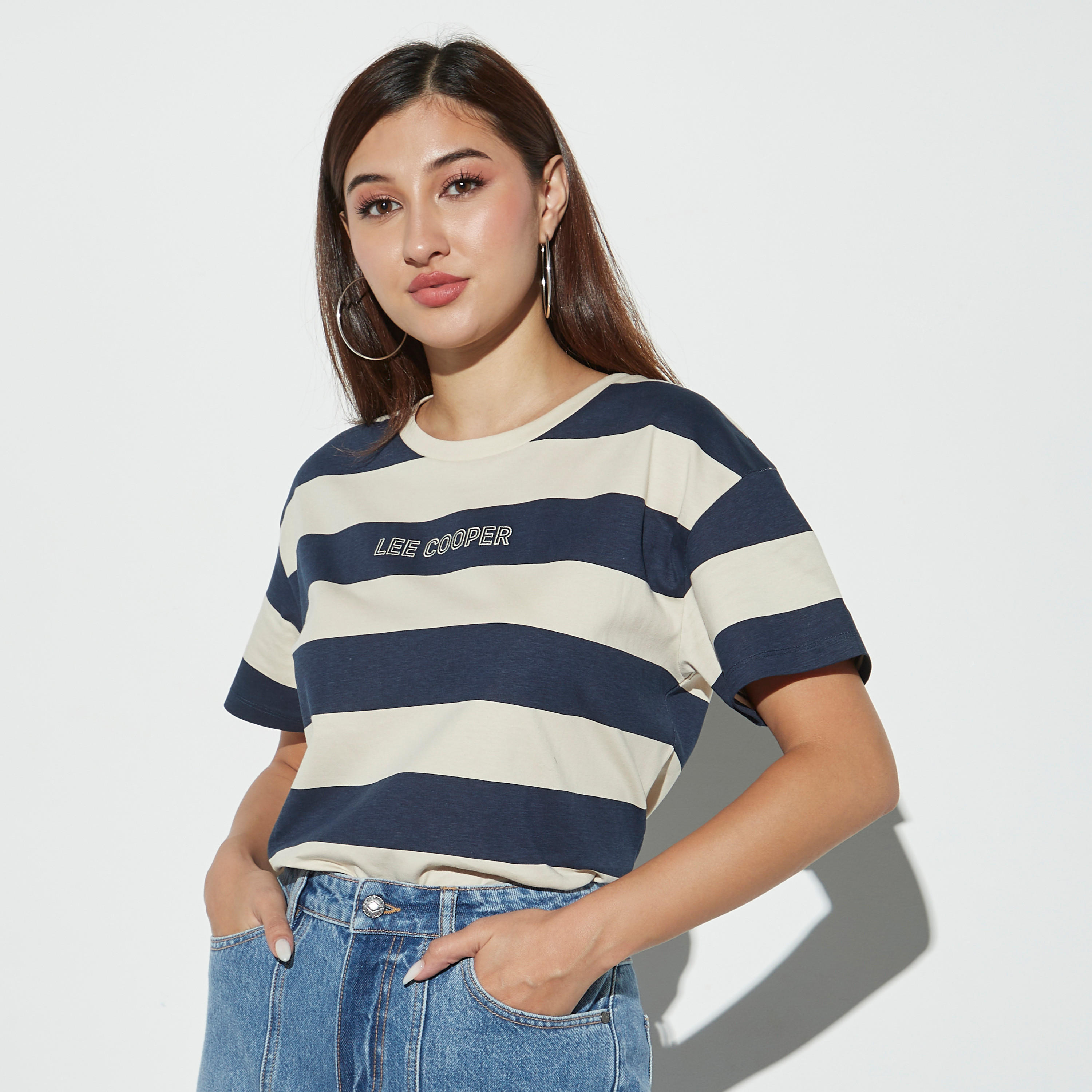 تيشيرت بياقة ضيّقة وأكمام قصيرة وطبعات شعار من لي كوبر-women-clothing-tshirts-image-1