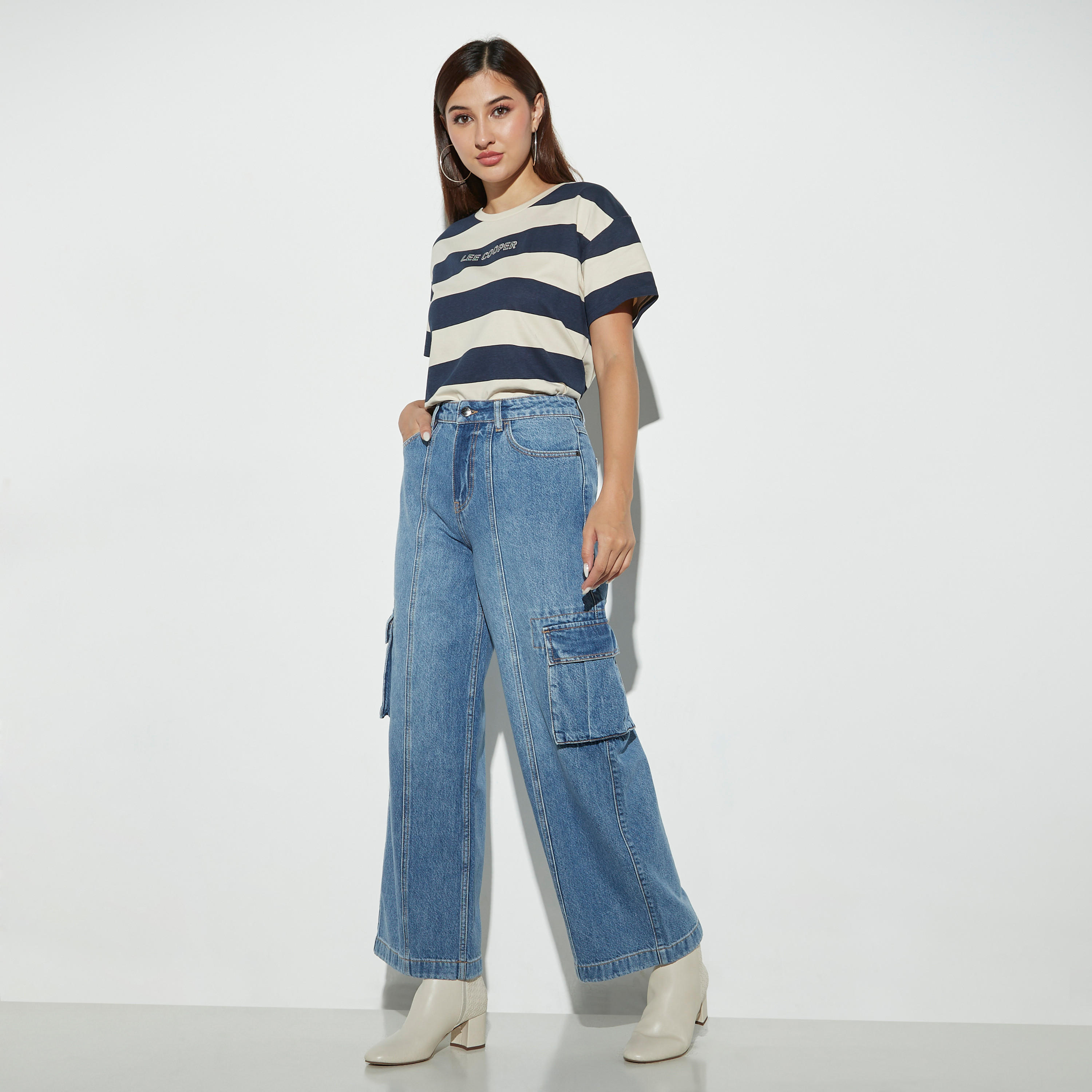 تيشيرت بياقة ضيّقة وأكمام قصيرة وطبعات شعار من لي كوبر-women-clothing-tshirts-image-2