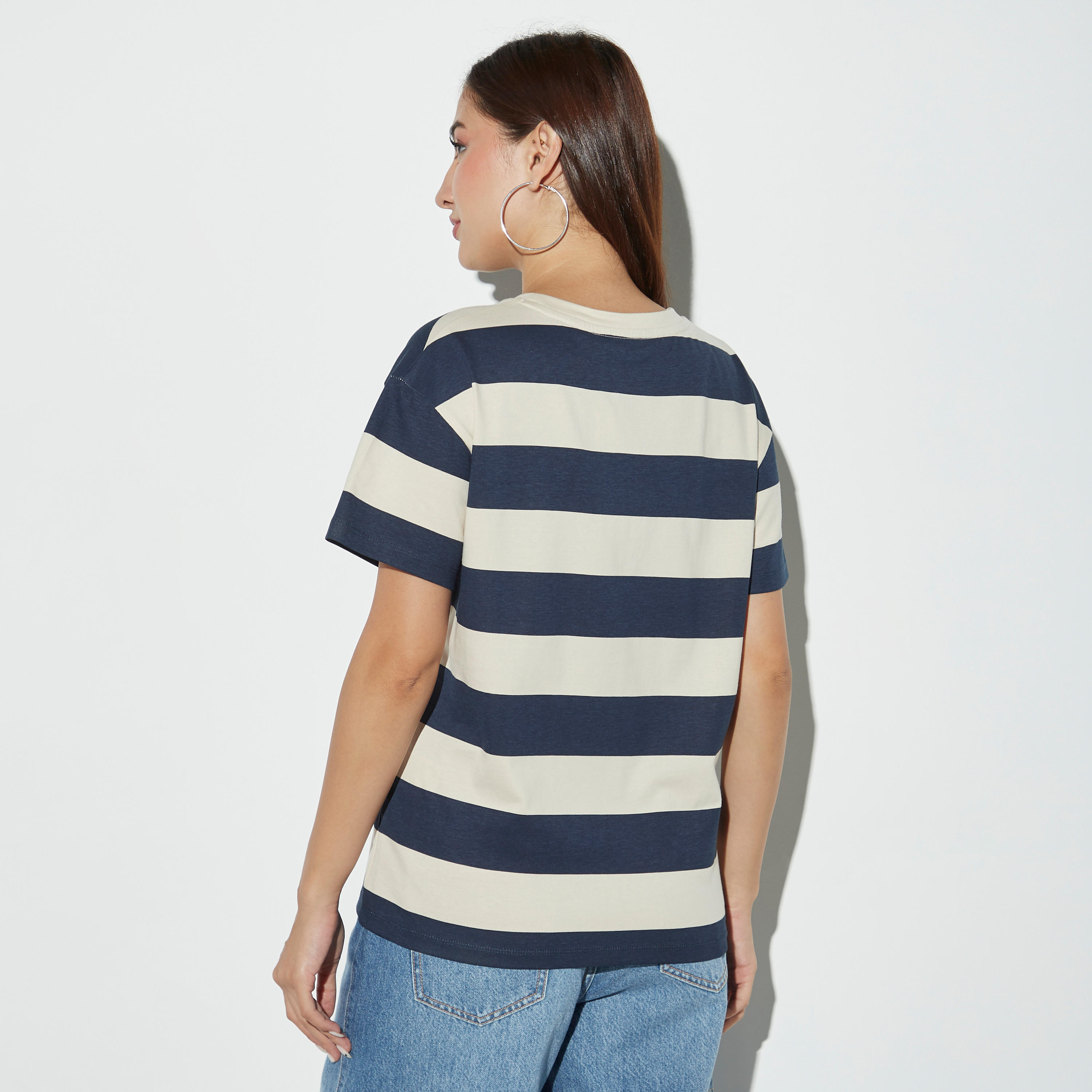 تيشيرت بياقة ضيّقة وأكمام قصيرة وطبعات شعار من لي كوبر-women-clothing-tshirts-image-3