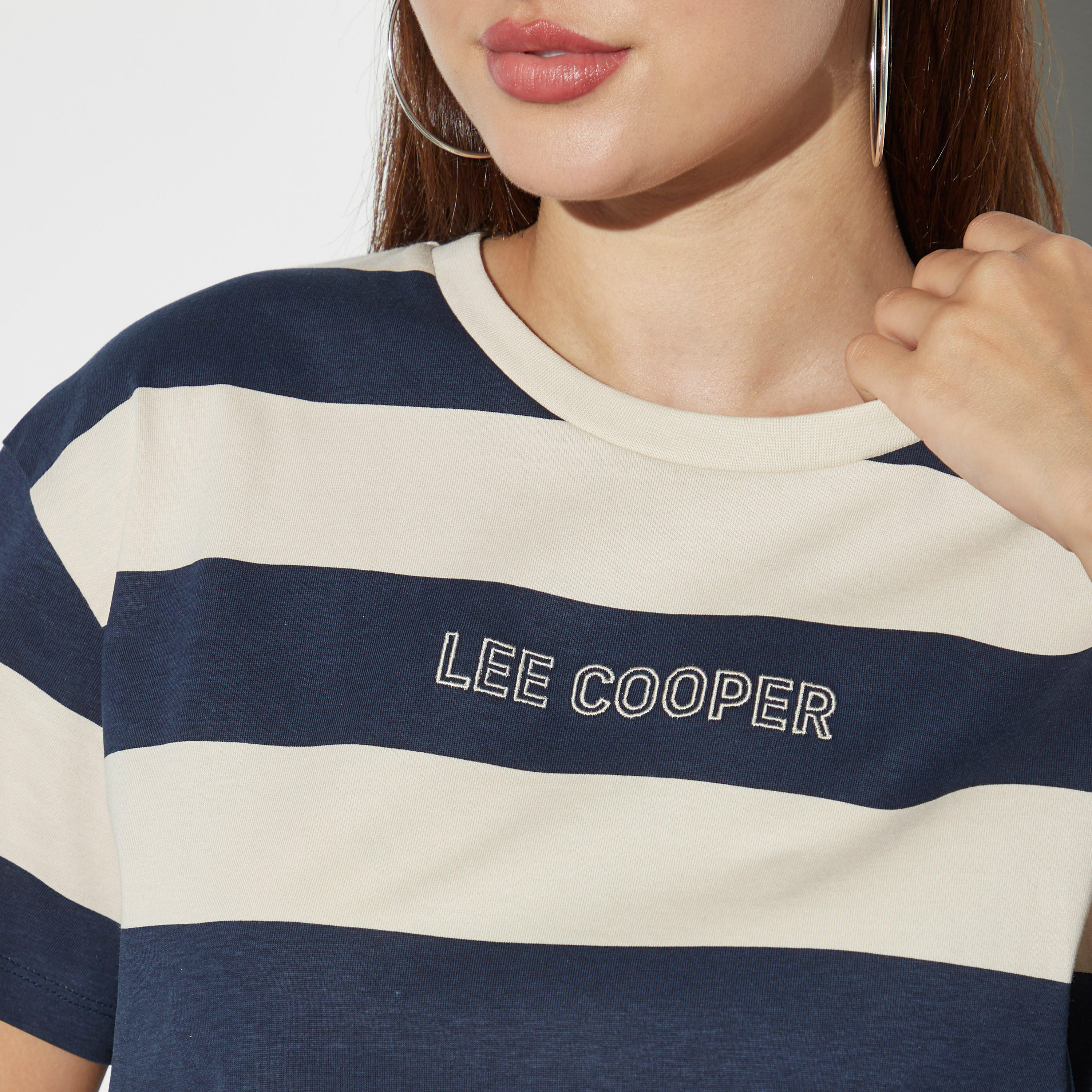 تيشيرت بياقة ضيّقة وأكمام قصيرة وطبعات شعار من لي كوبر-women-clothing-tshirts-image-4