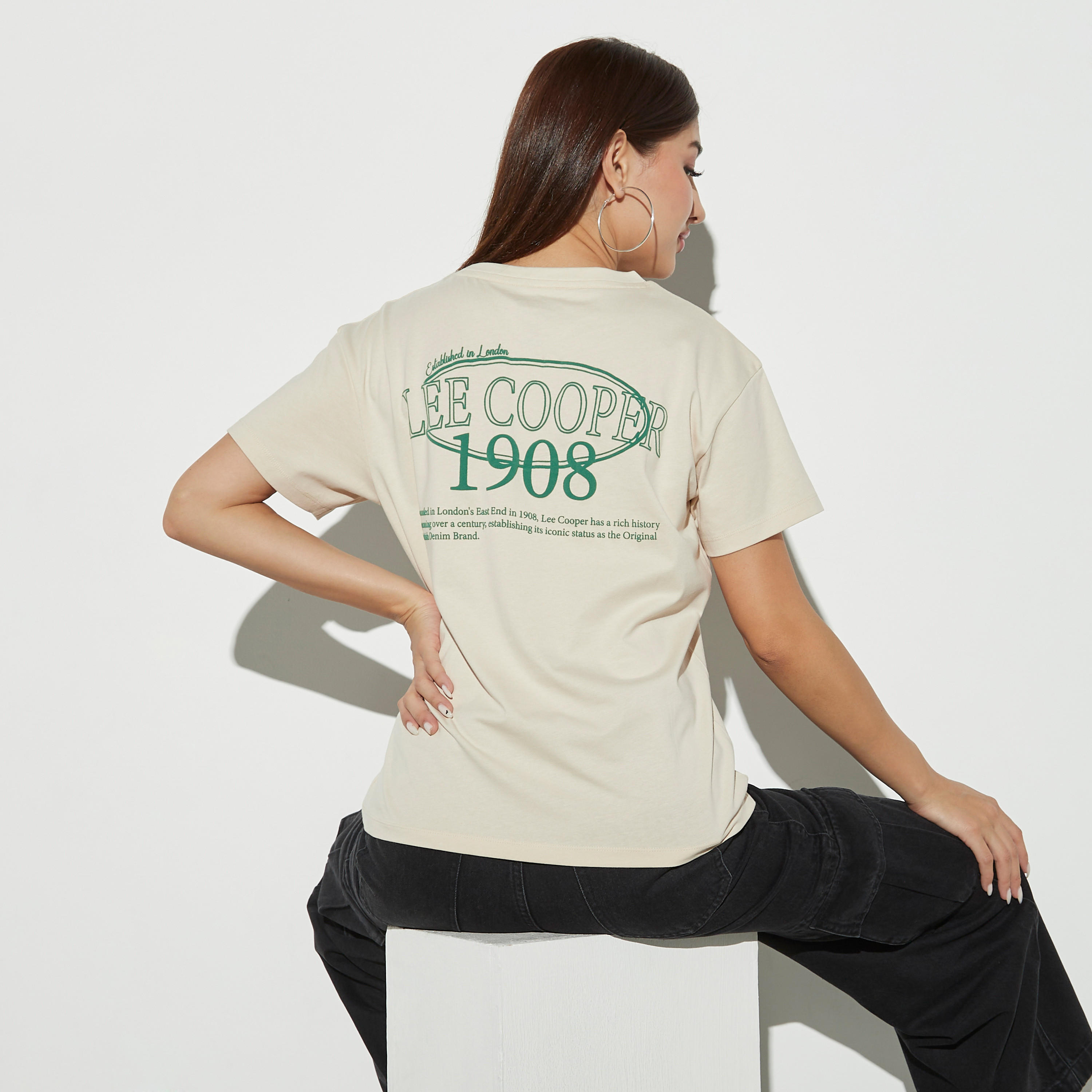 تيشيرت بياقة ضيّقة وأكمام قصيرة وطبعات من لي كوبر-women-clothing-tshirts-image-1