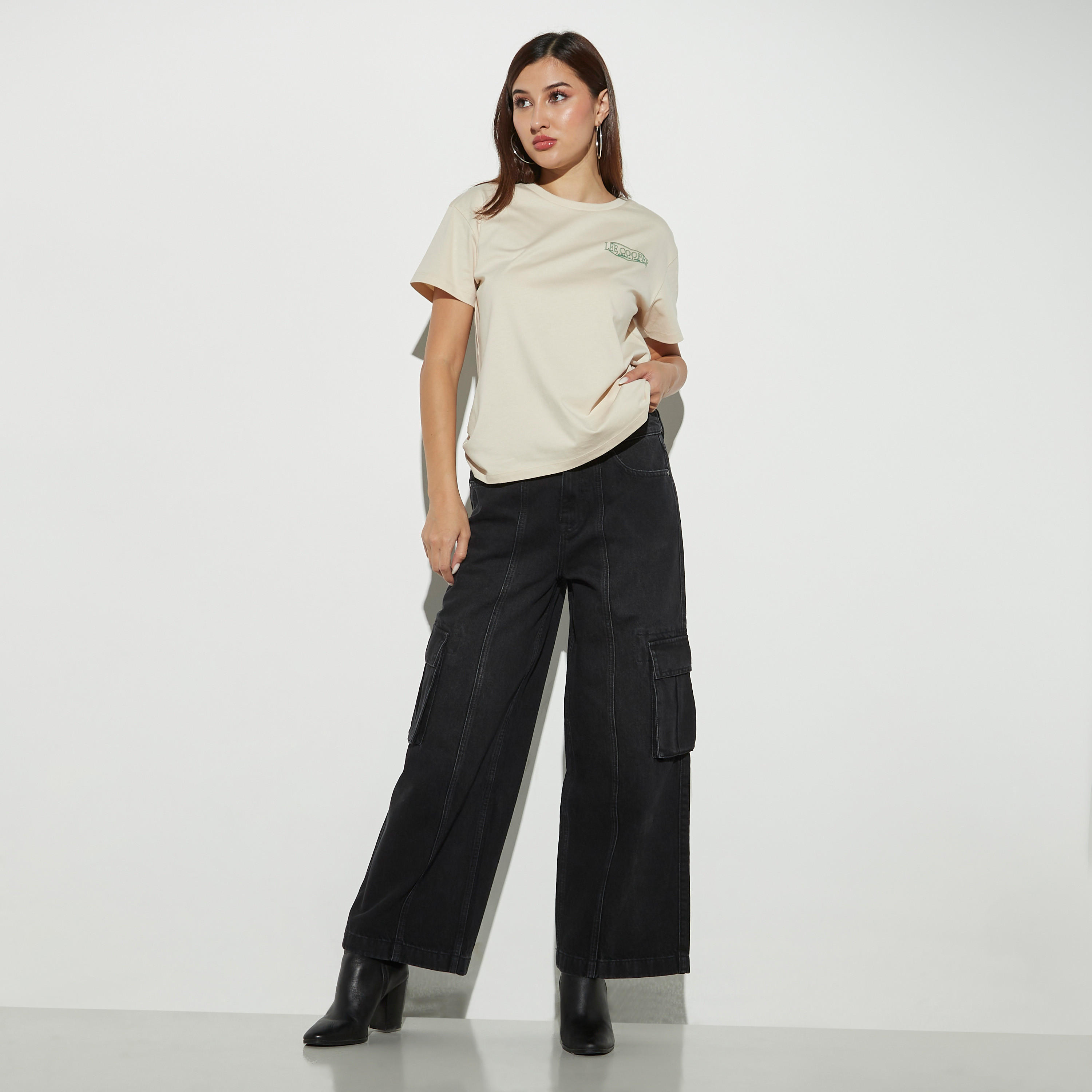 تيشيرت بياقة ضيّقة وأكمام قصيرة وطبعات من لي كوبر-women-clothing-tshirts-image-2