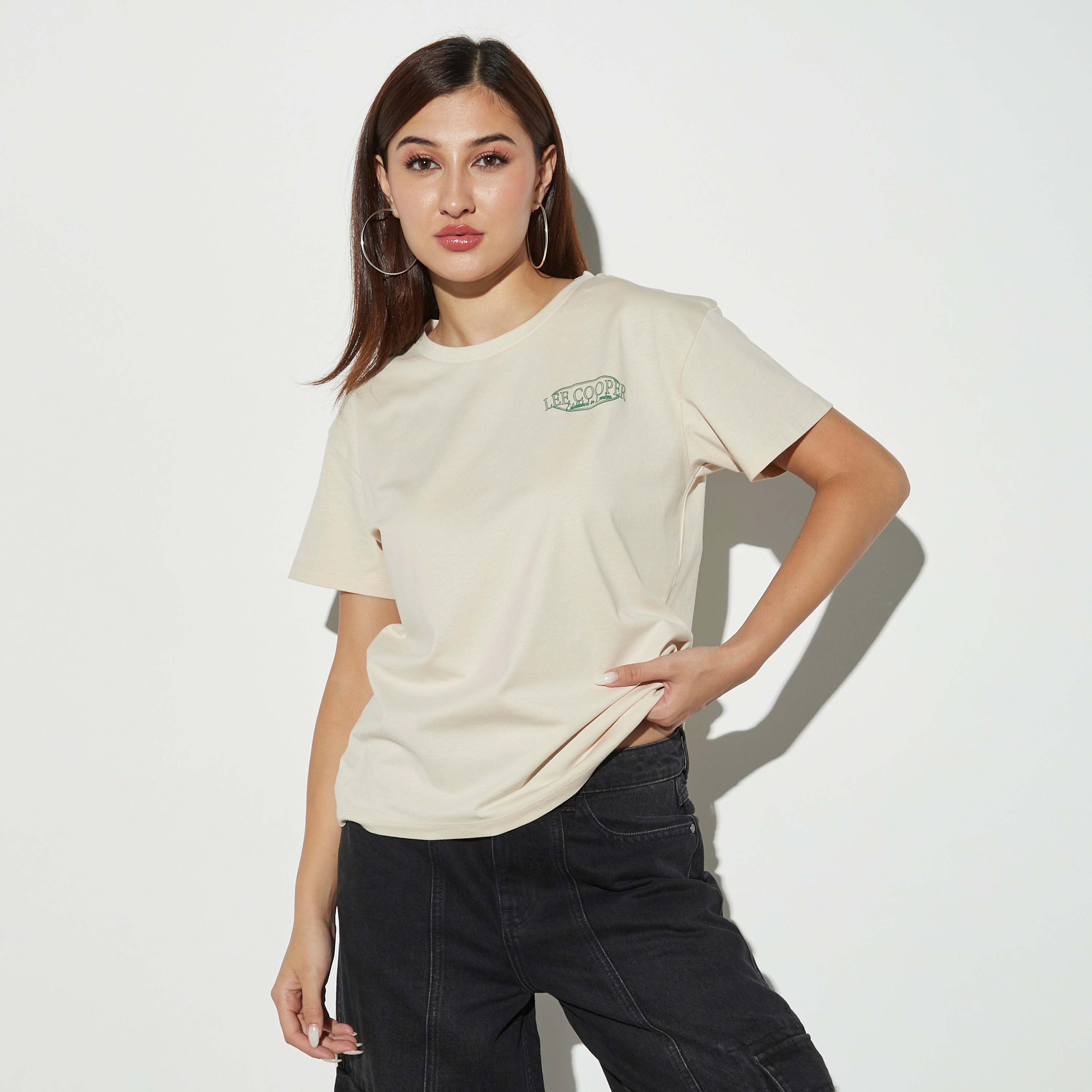 تيشيرت بياقة ضيّقة وأكمام قصيرة وطبعات من لي كوبر-women-clothing-tshirts-image-3