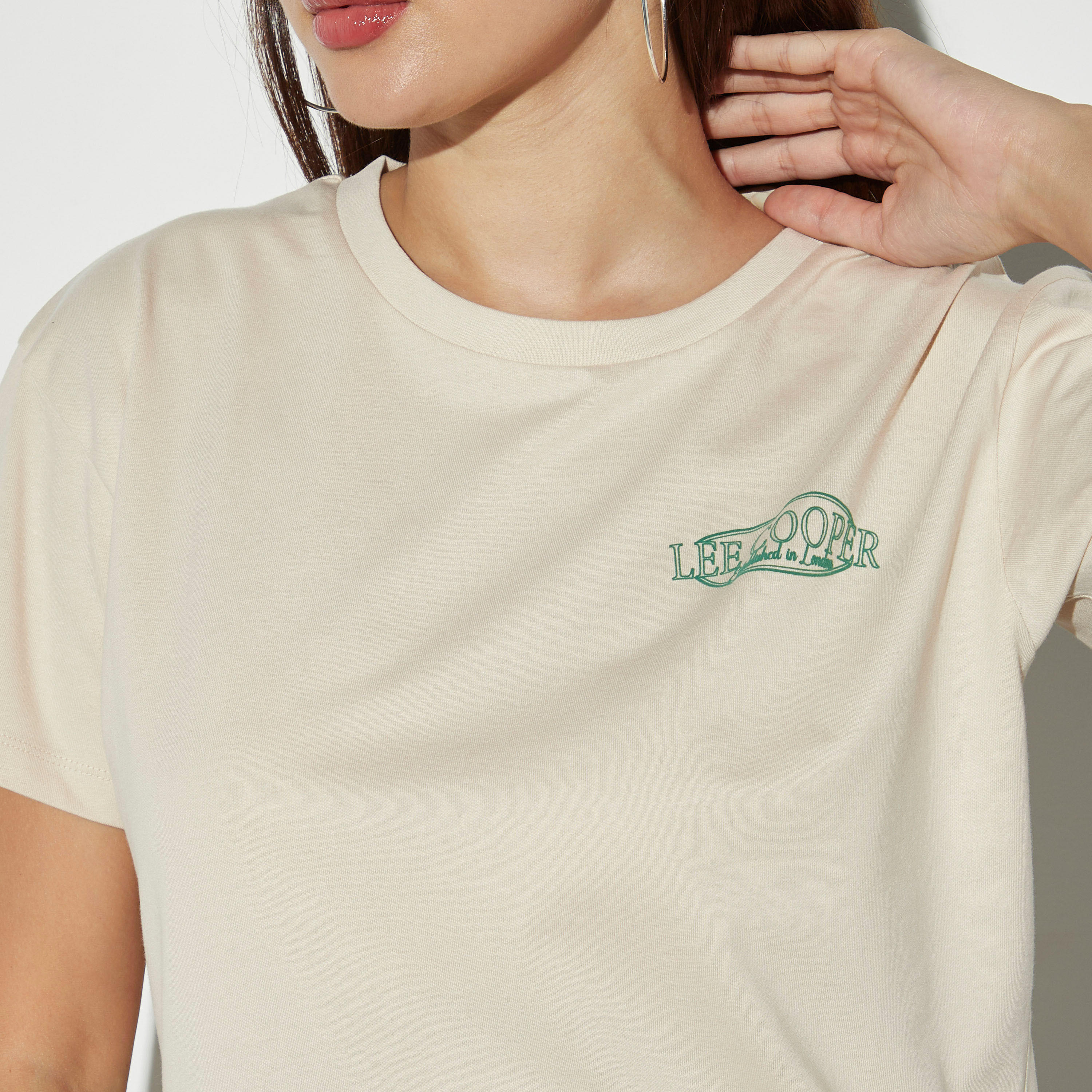 تيشيرت بياقة ضيّقة وأكمام قصيرة وطبعات من لي كوبر-women-clothing-tshirts-image-4