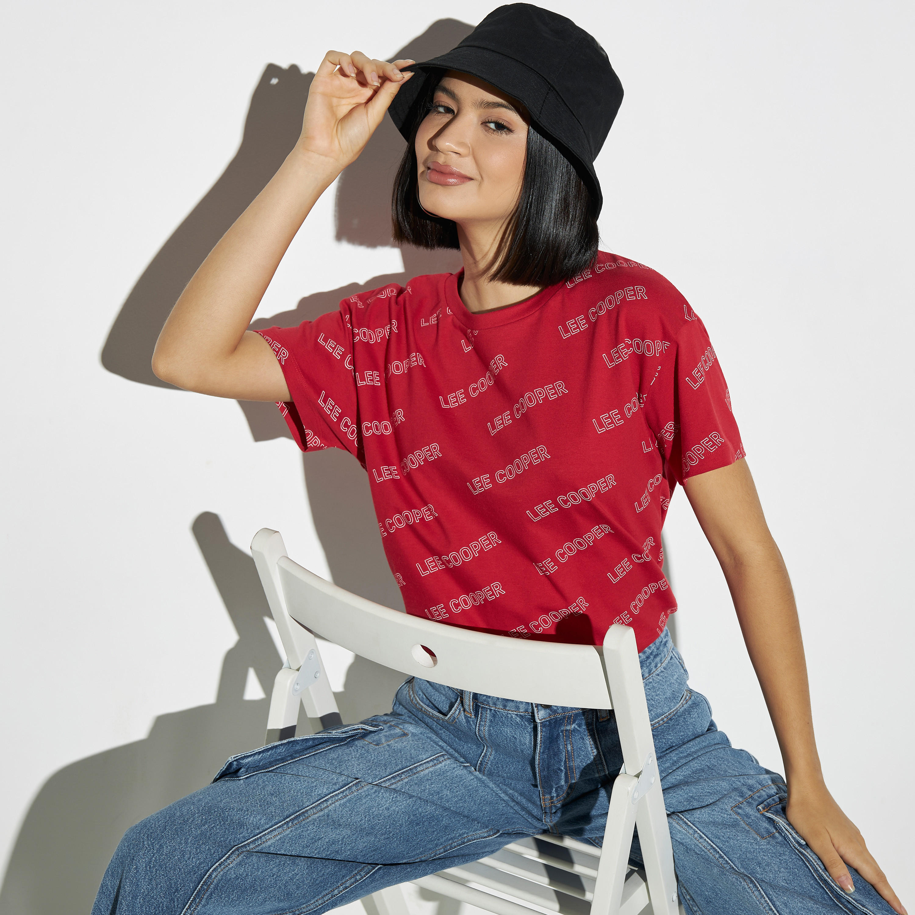 تيشيرت فضفاض بياقة ضيقة وأكمام قصيرة وطبعات من لي كوبر-women-clothing-tshirts-image-1