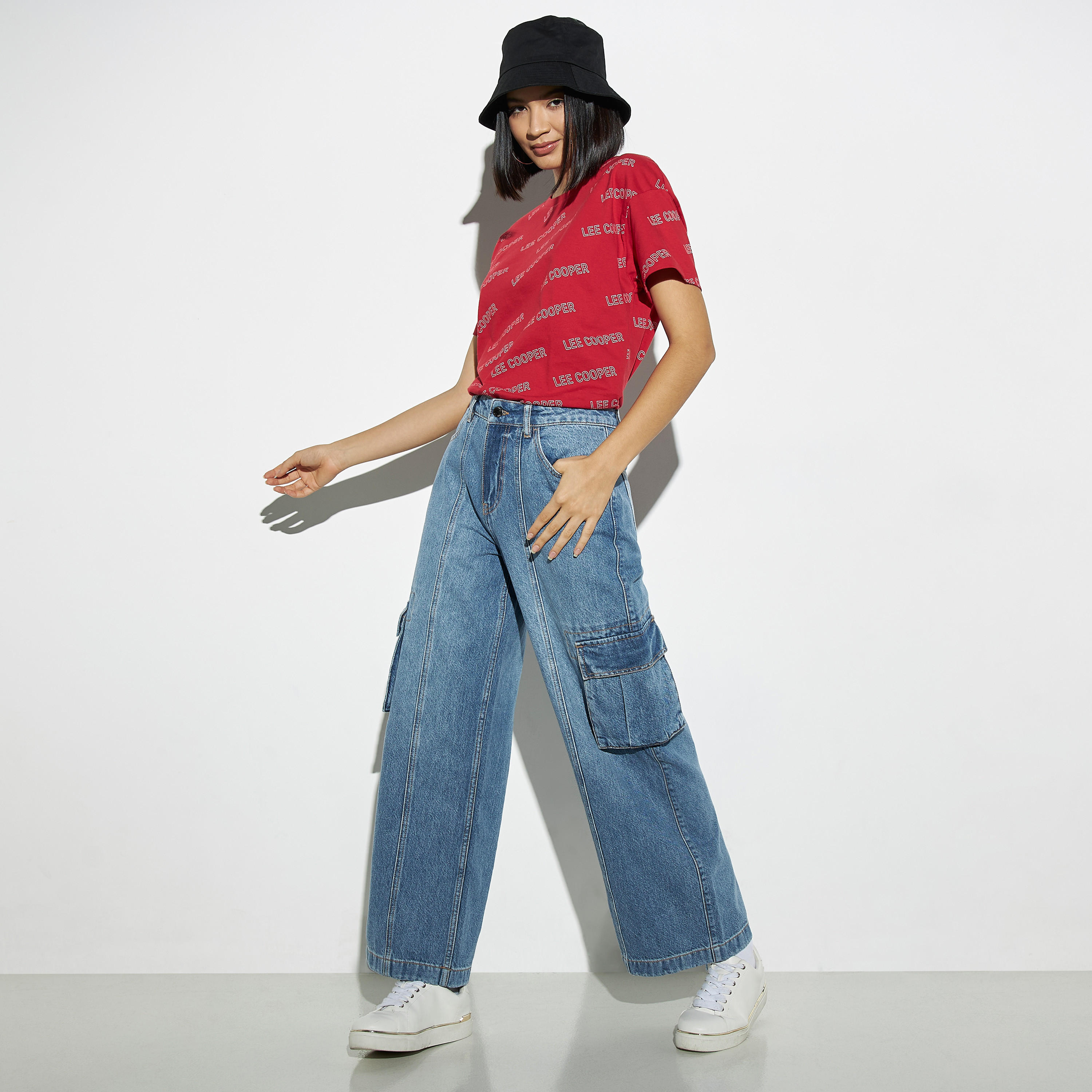 تيشيرت فضفاض بياقة ضيقة وأكمام قصيرة وطبعات من لي كوبر-women-clothing-tshirts-image-2