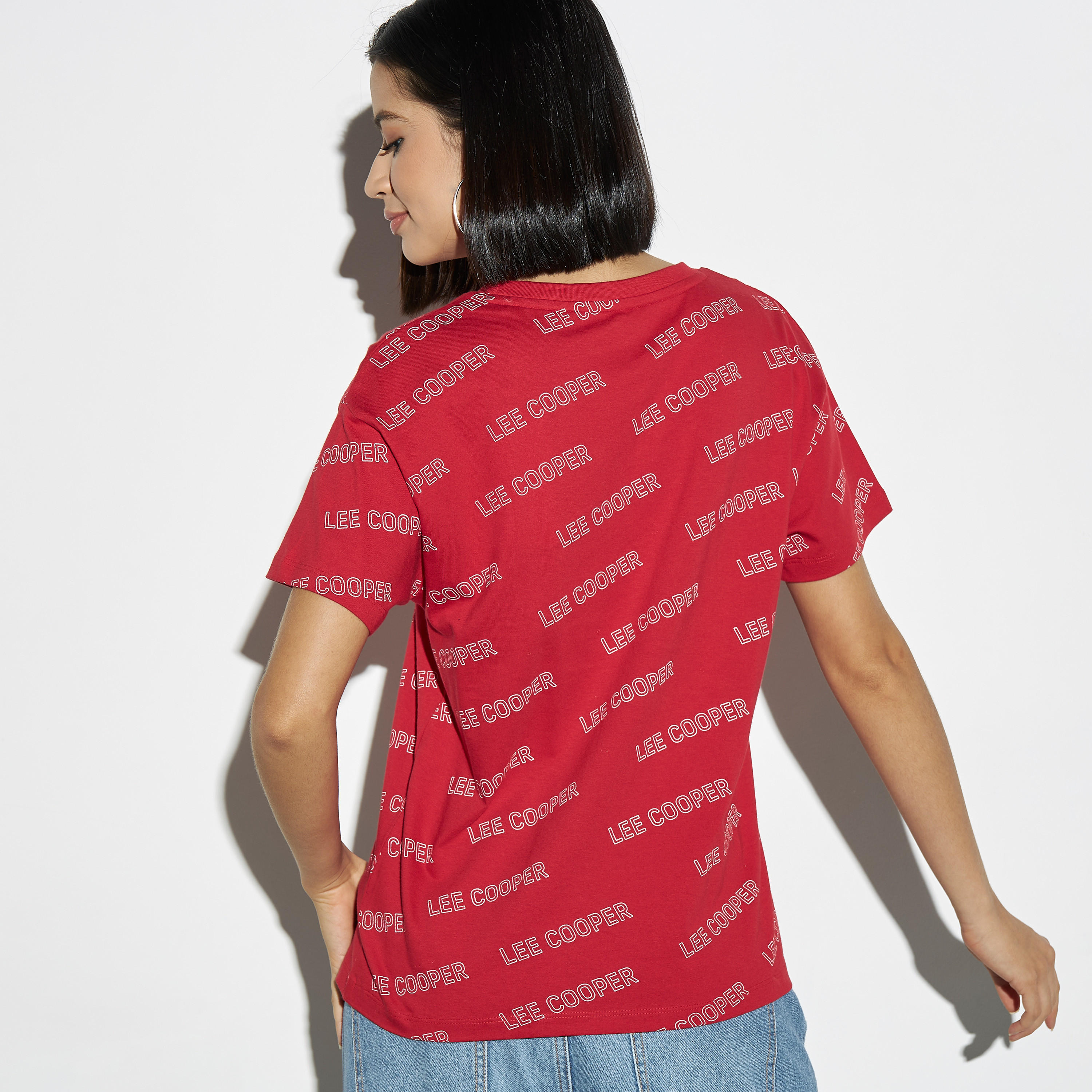 تيشيرت فضفاض بياقة ضيقة وأكمام قصيرة وطبعات من لي كوبر-women-clothing-tshirts-image-3