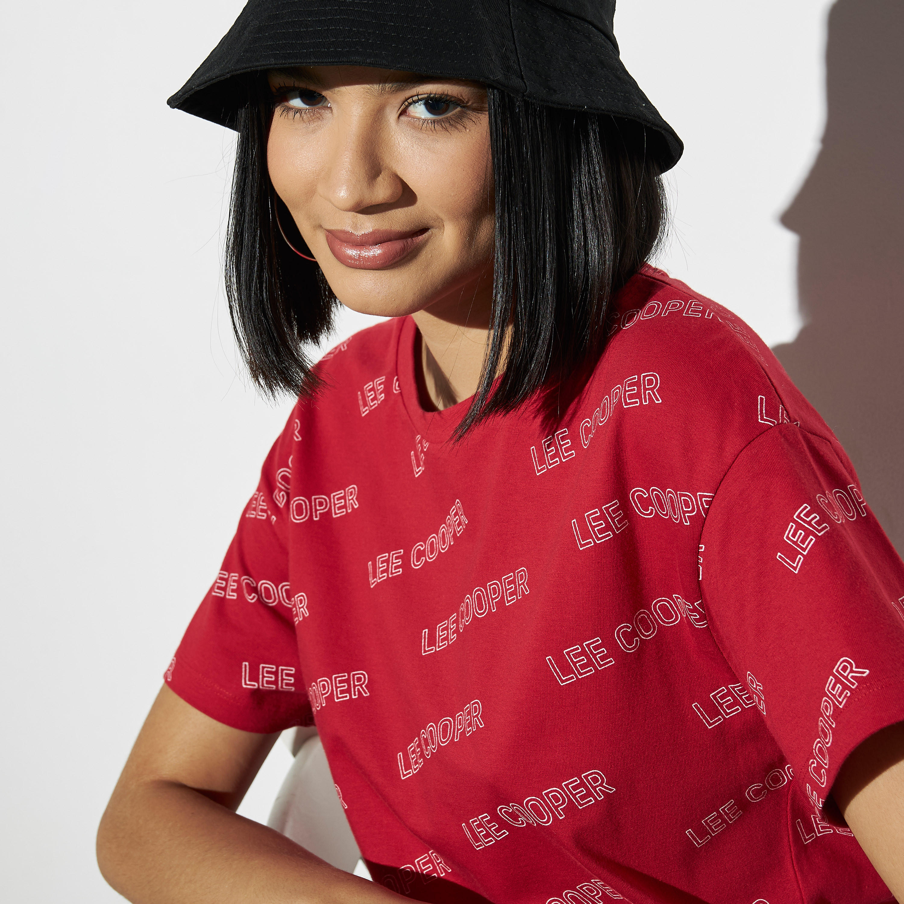 تيشيرت فضفاض بياقة ضيقة وأكمام قصيرة وطبعات من لي كوبر-women-clothing-tshirts-image-4