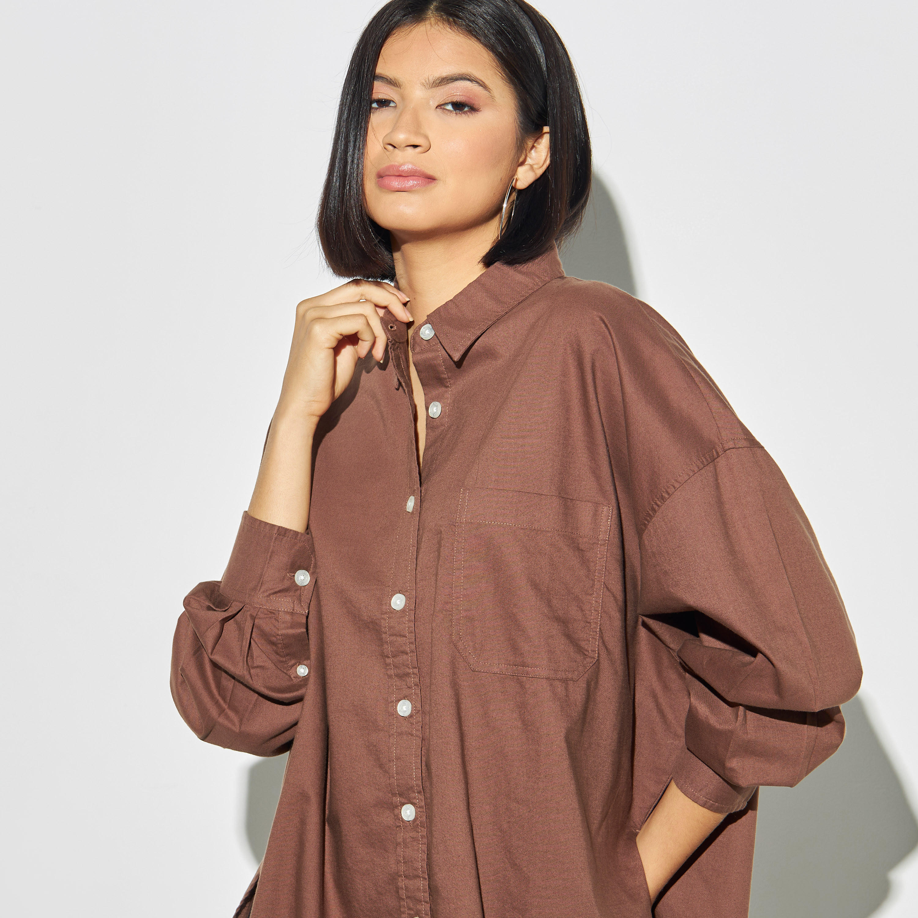 قميص أكسفورد سادة بحواف غير مستوية وجيب من لي كوبر-women-clothing-shirtsandblouses-shirts-image-4