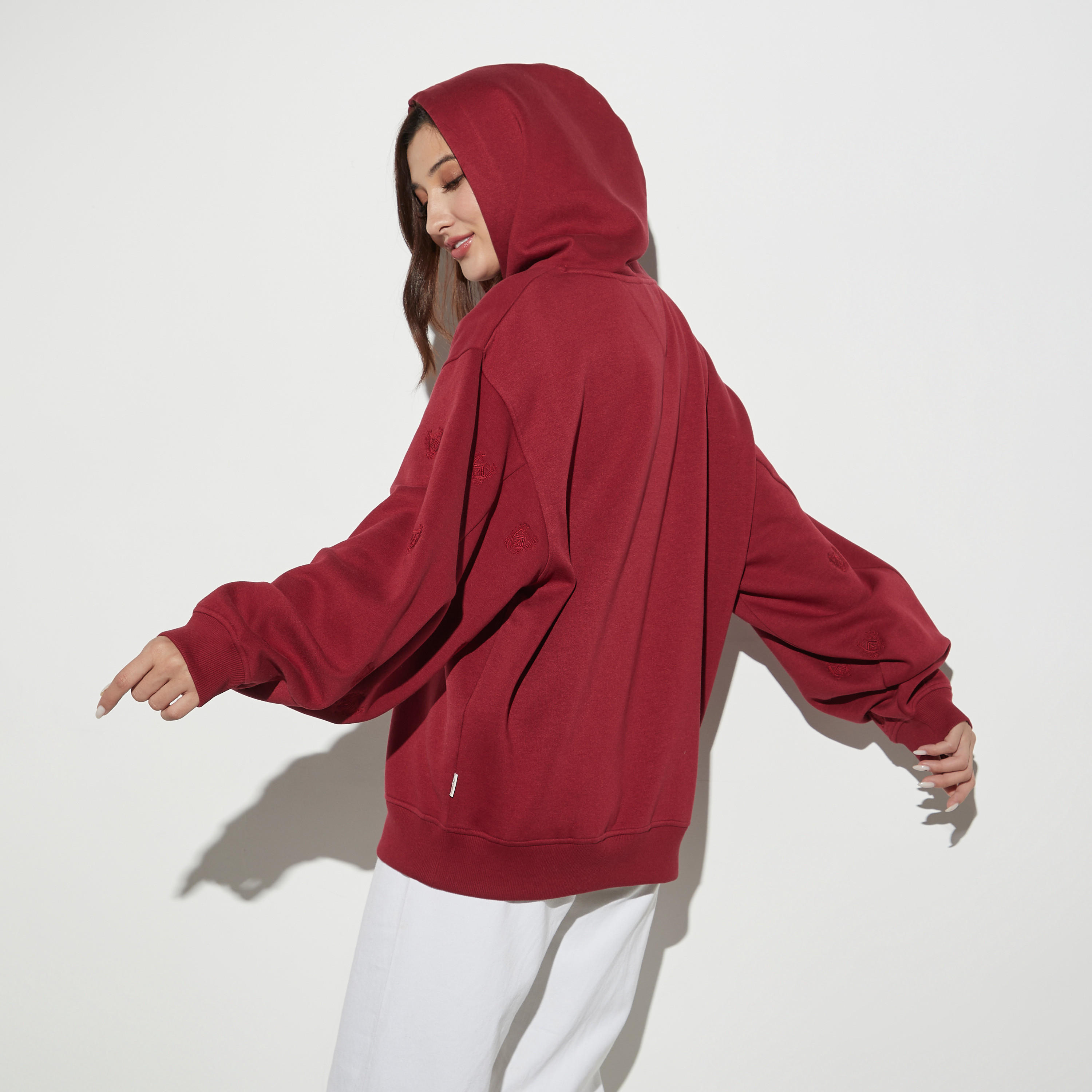 هودي واسع مطرّز بأكمام طويلة من لي كوبر-women-winterwear-hoodiesandsweatshirts-hoodies-image-2