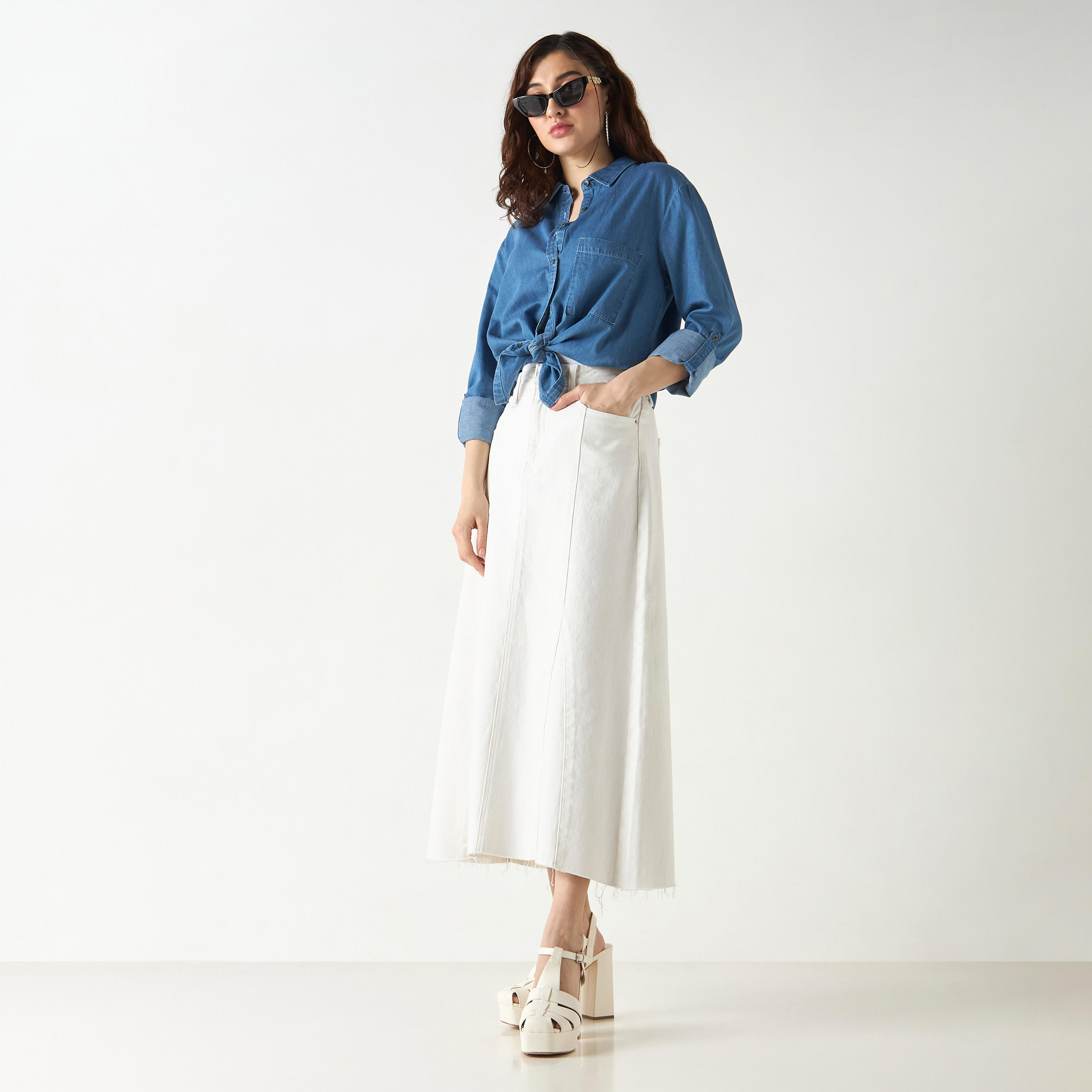 قميص دينم بجيب وأكمام طويلة من لي كوبر-women-clothing-shirtsandblouses-shirts-image-2