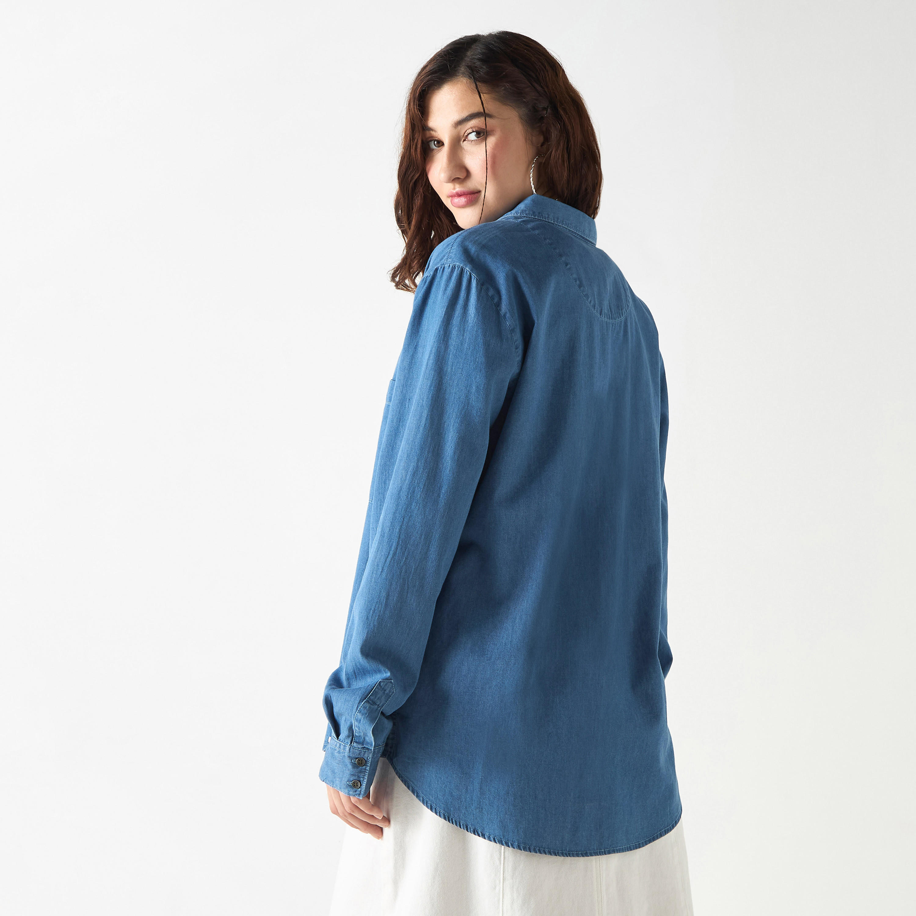 قميص دينم بجيب وأكمام طويلة من لي كوبر-women-clothing-shirtsandblouses-shirts-image-3