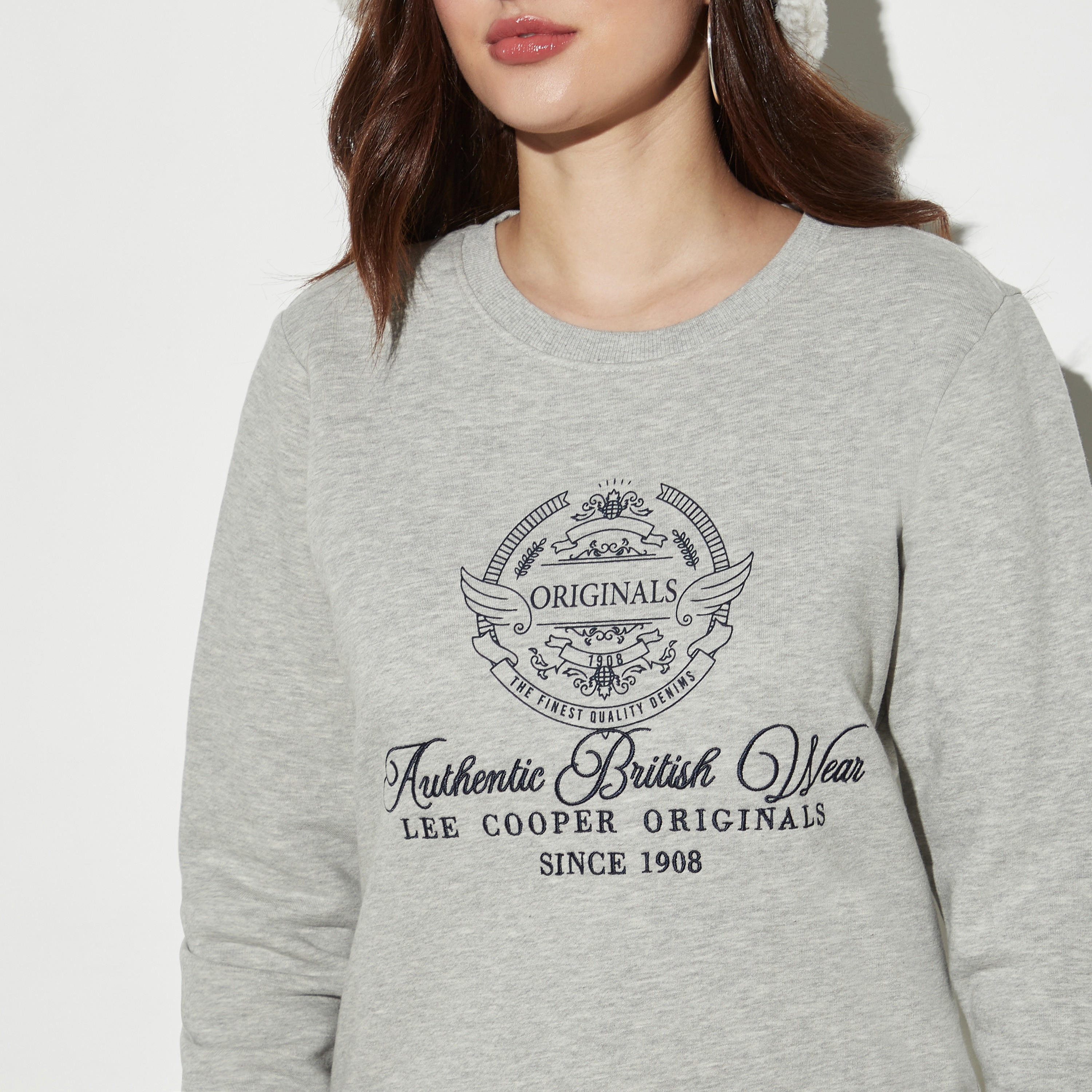 سويت شيرت مطرز بأكمام طويلة وياقة ضيقة وطبعات من لي كوبر-women-winterwear-hoodiesandsweatshirts-sweatshirts-image-4