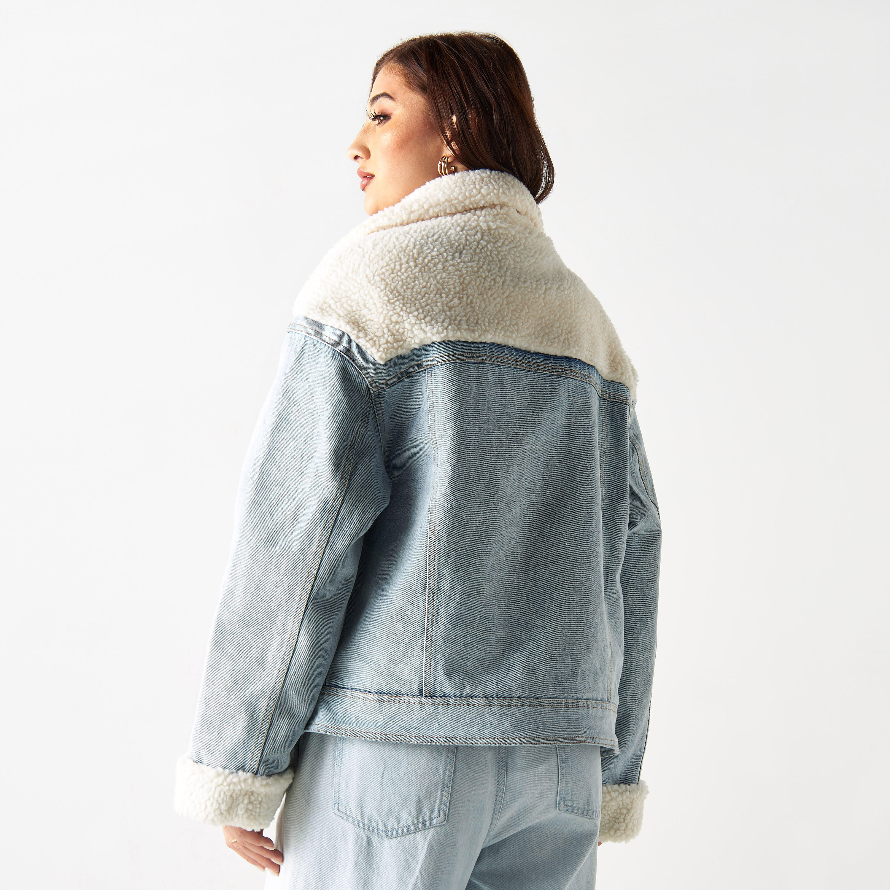 جاكيت بارز الملمس بأكمام طويلة وتفاصيل فرو من لي كوبر-women-winterwear-coatsandjackets-jackets-image-3