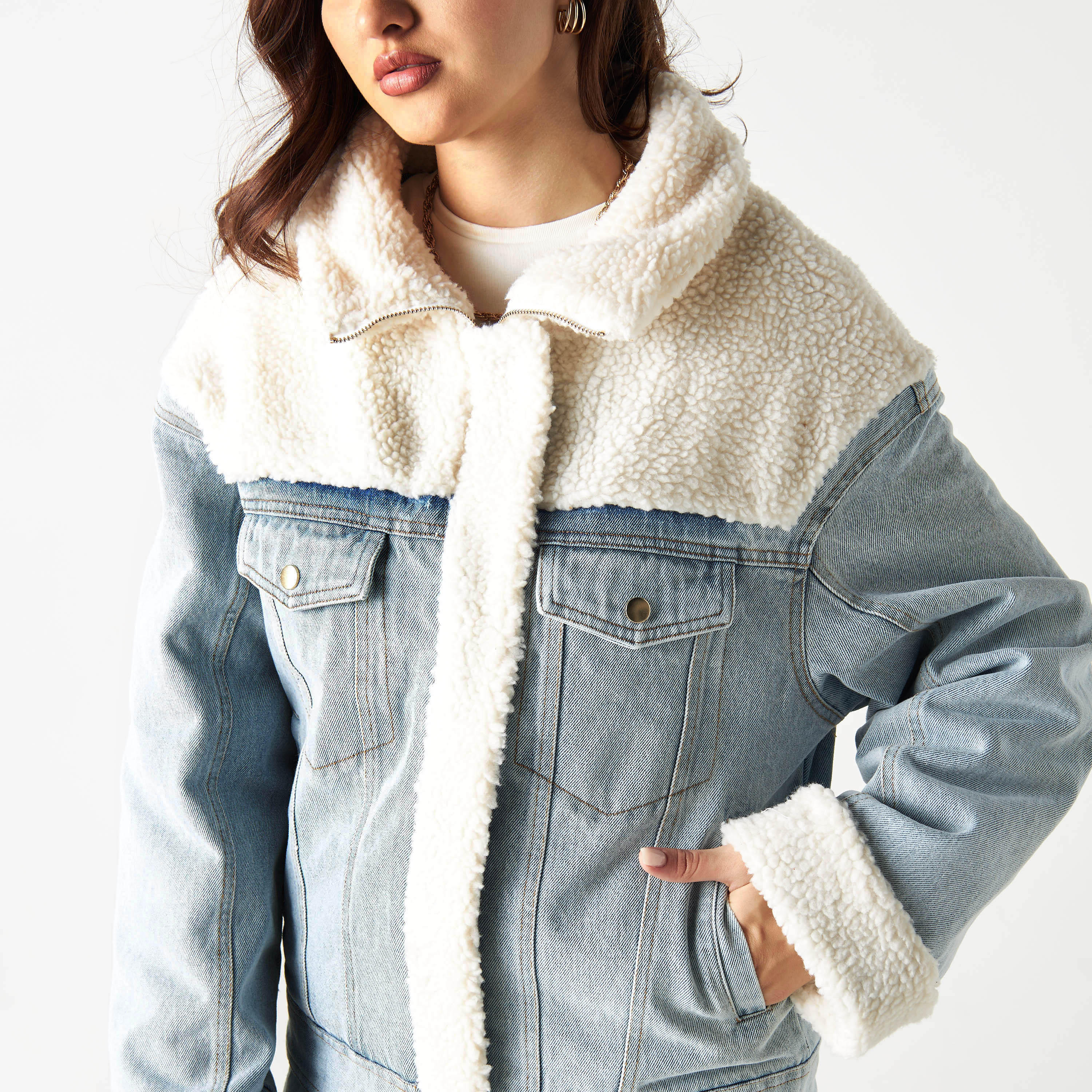 جاكيت بارز الملمس بأكمام طويلة وتفاصيل فرو من لي كوبر-women-winterwear-coatsandjackets-jackets-image-4