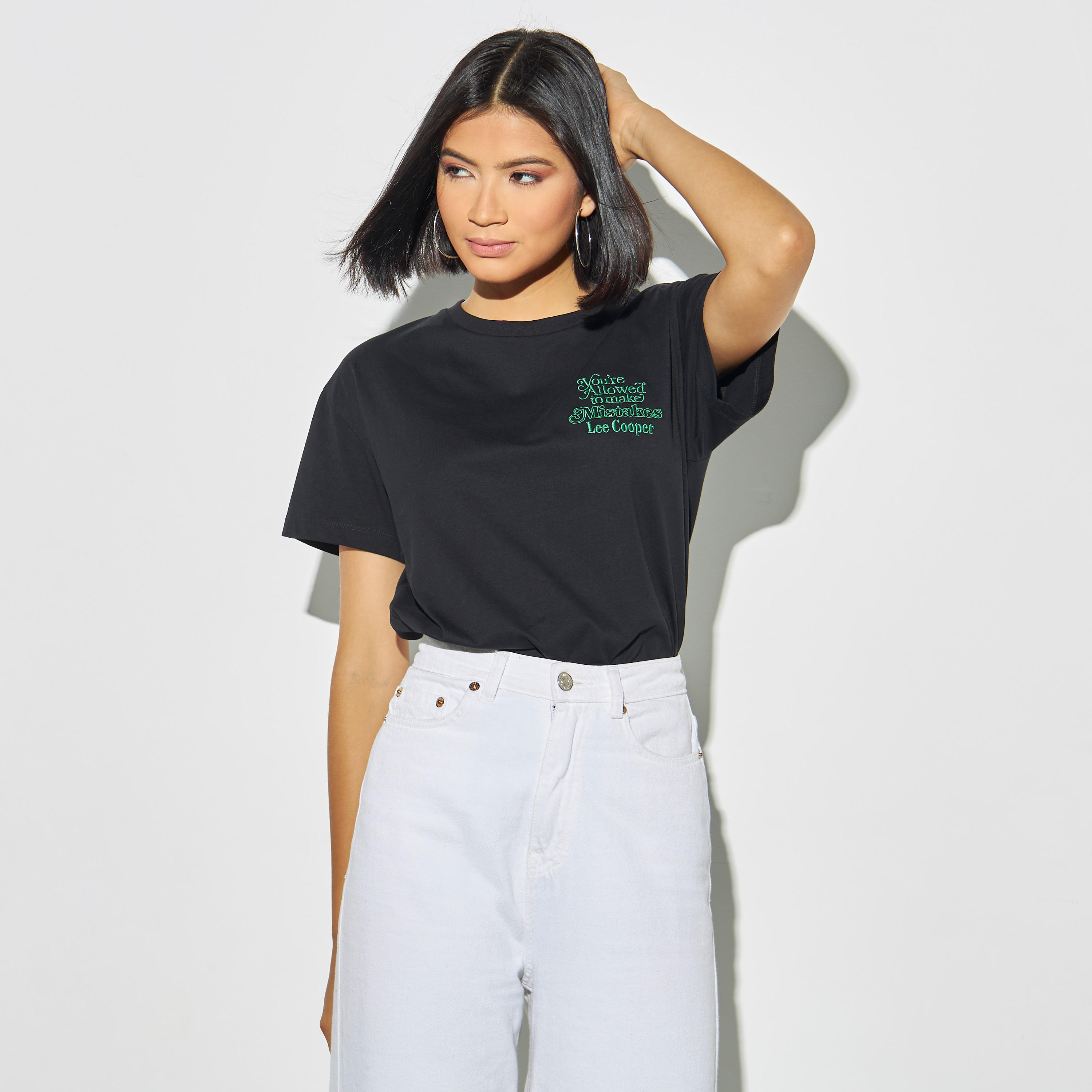 تيشيرت بياقة ضيّقة وأكمام قصيرة وطبعات من لي كوبر-women-clothing-tshirts-image-1