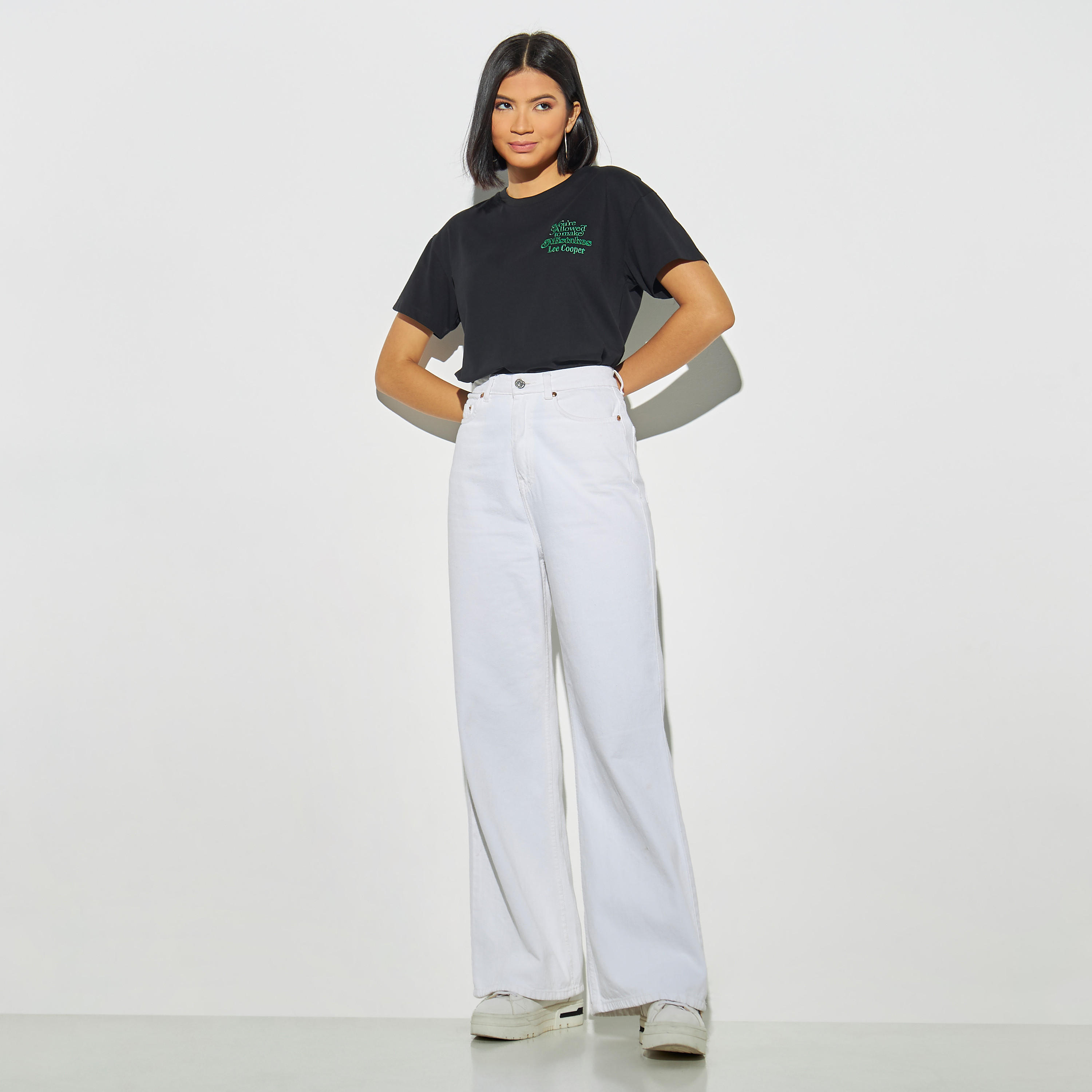 تيشيرت بياقة ضيّقة وأكمام قصيرة وطبعات من لي كوبر-women-clothing-tshirts-image-2