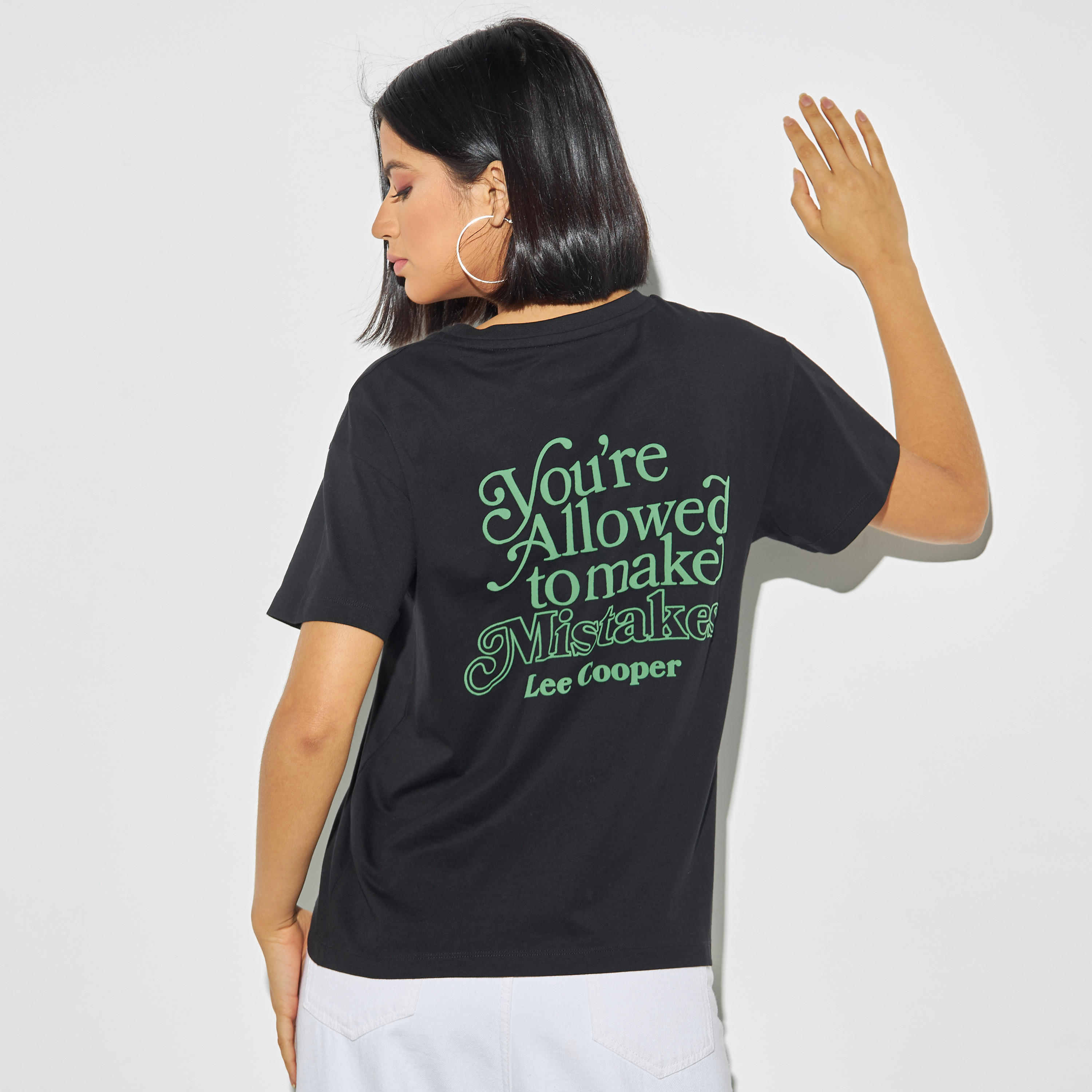 تيشيرت بياقة ضيّقة وأكمام قصيرة وطبعات من لي كوبر-women-clothing-tshirts-image-3