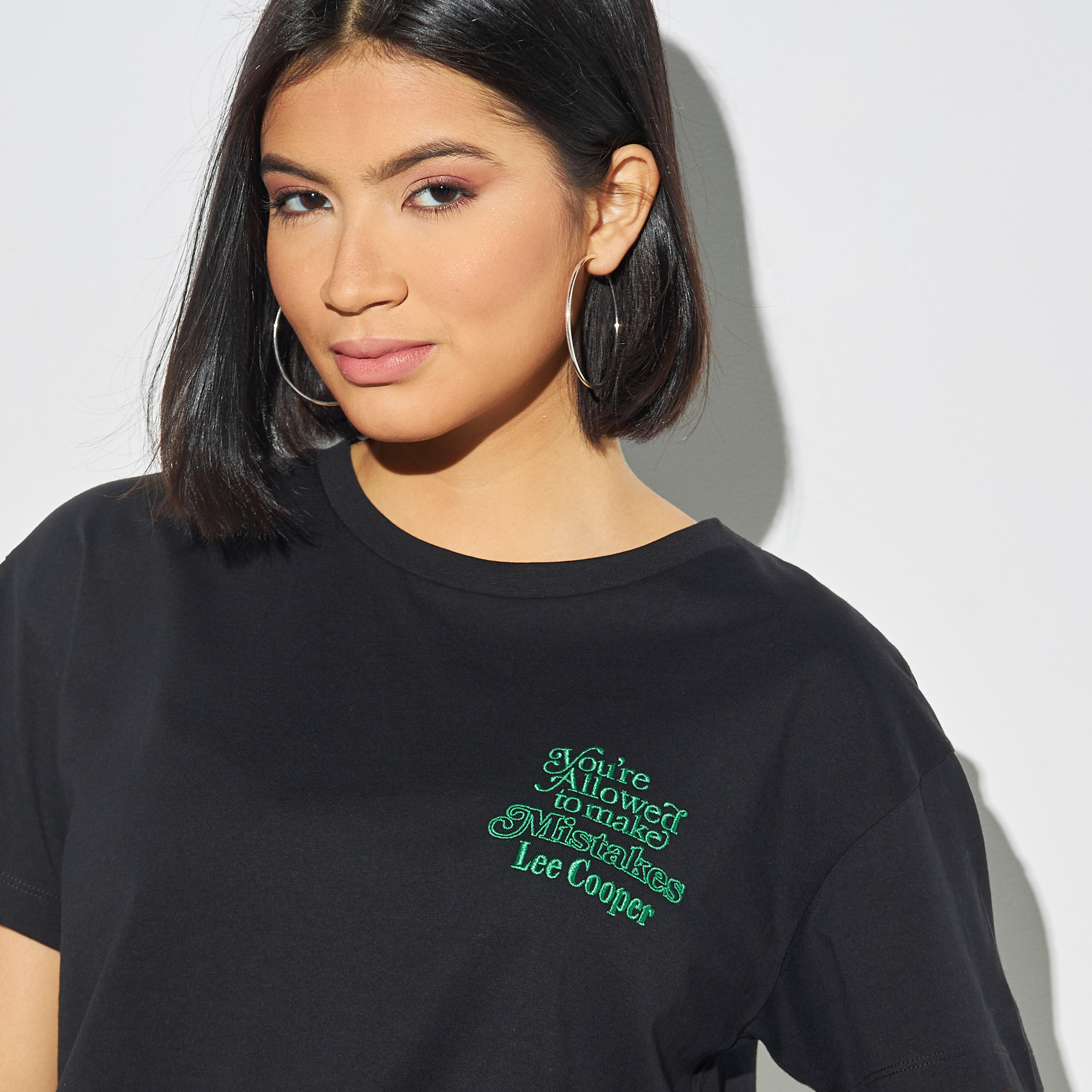 تيشيرت بياقة ضيّقة وأكمام قصيرة وطبعات من لي كوبر-women-clothing-tshirts-image-4