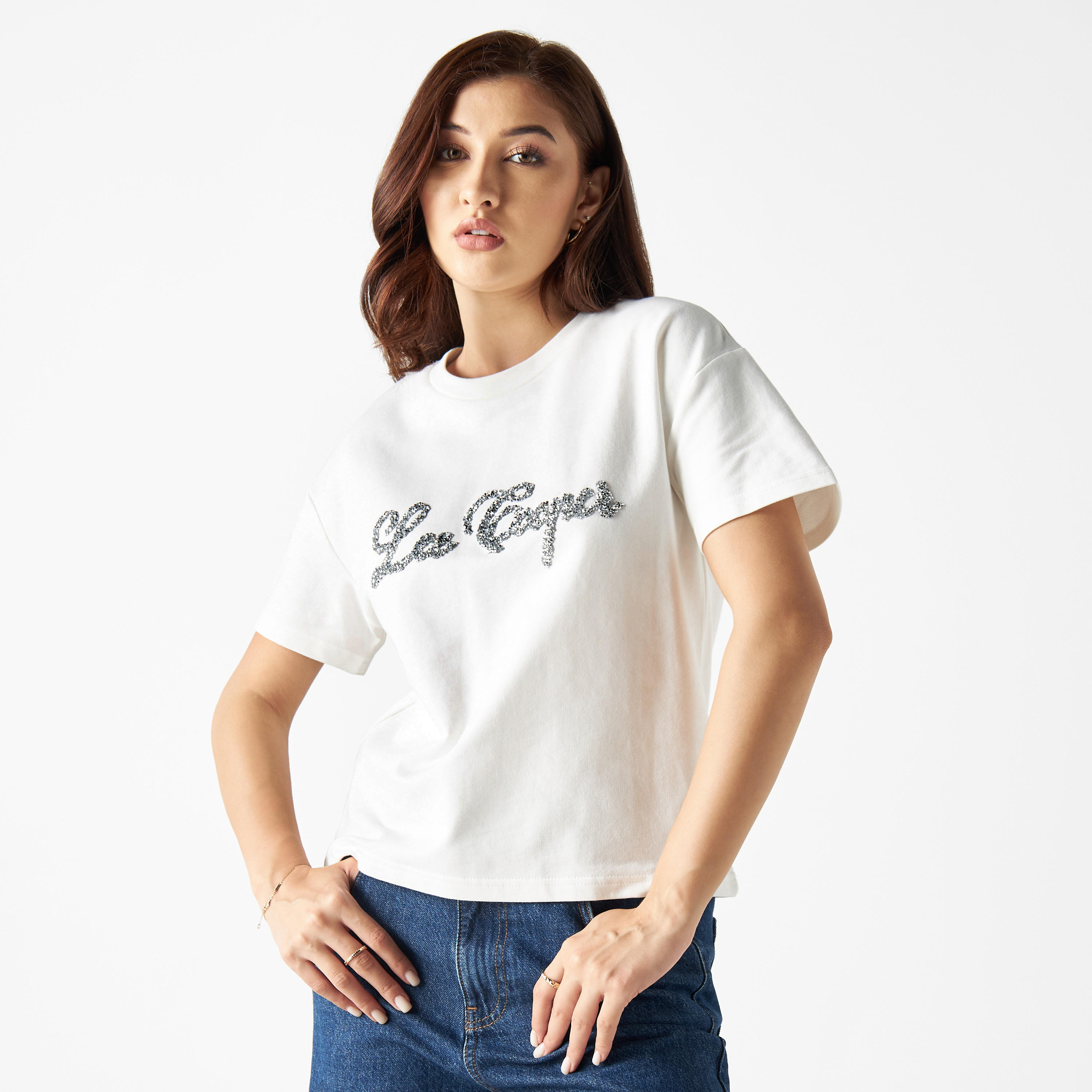 تيشيرت بياقة ضيّقة وأكمام قصيرة وطبعات شعار من لي كوبر-women-clothing-tshirts-image-1