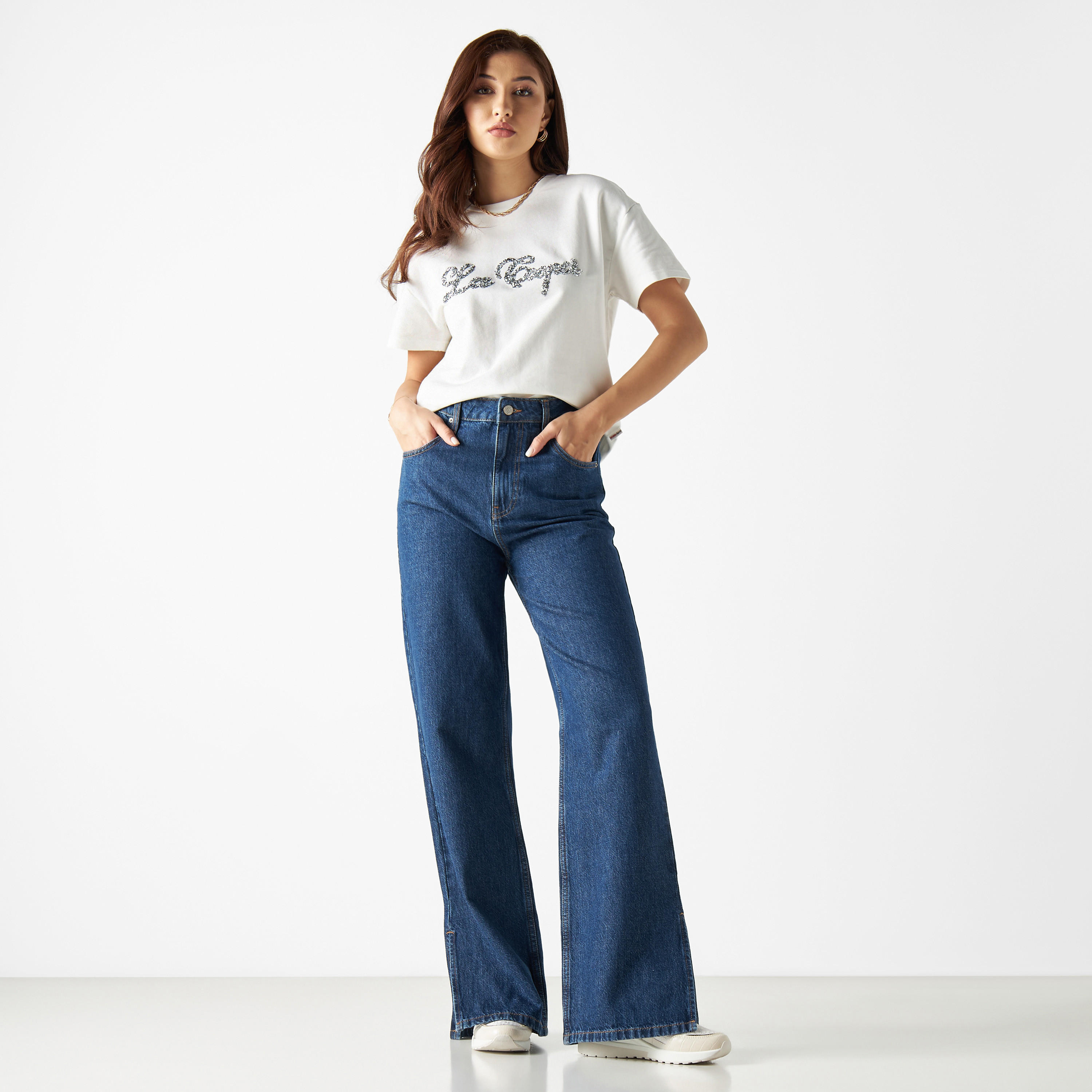 تيشيرت بياقة ضيّقة وأكمام قصيرة وطبعات شعار من لي كوبر-women-clothing-tshirts-image-2