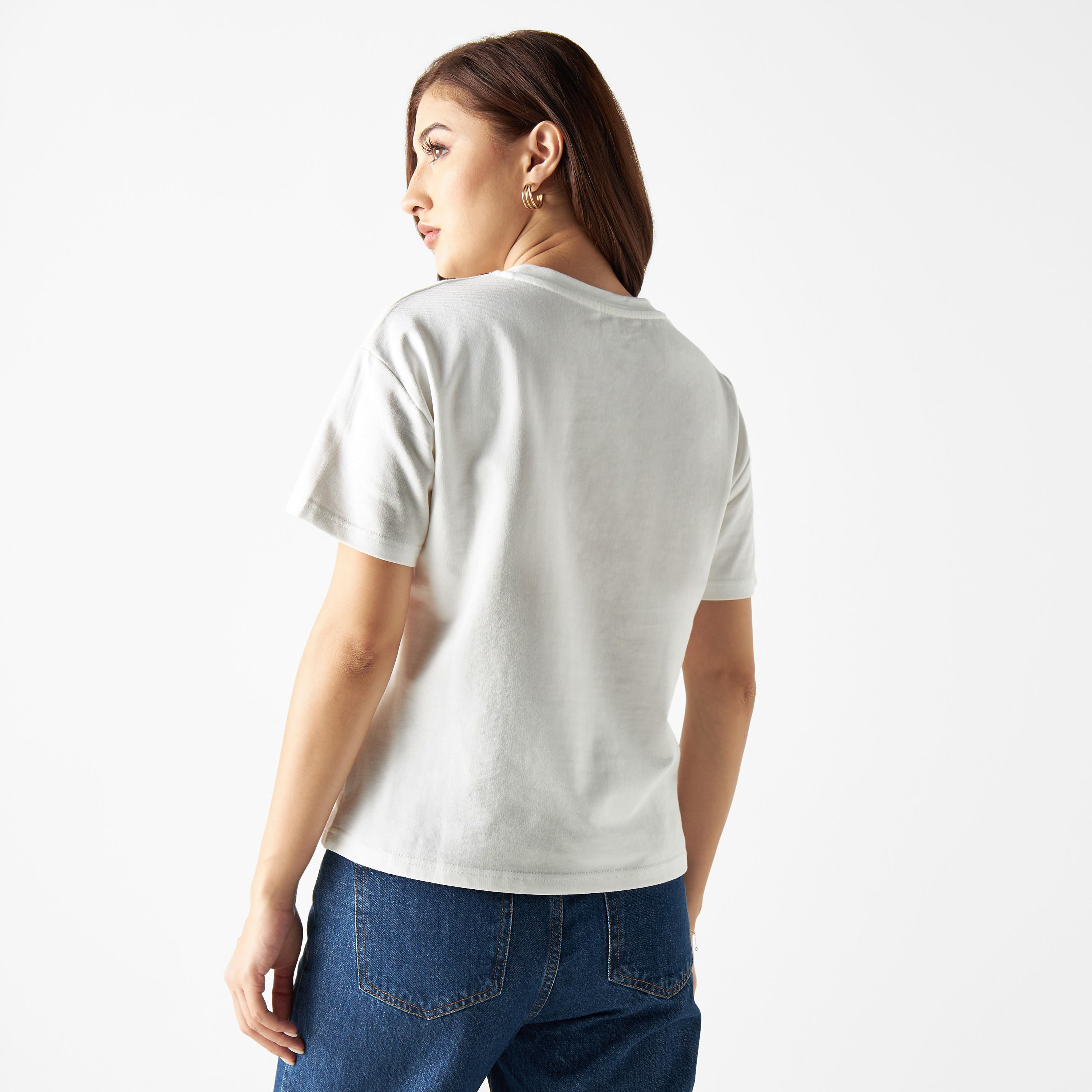 تيشيرت بياقة ضيّقة وأكمام قصيرة وطبعات شعار من لي كوبر-women-clothing-tshirts-image-3