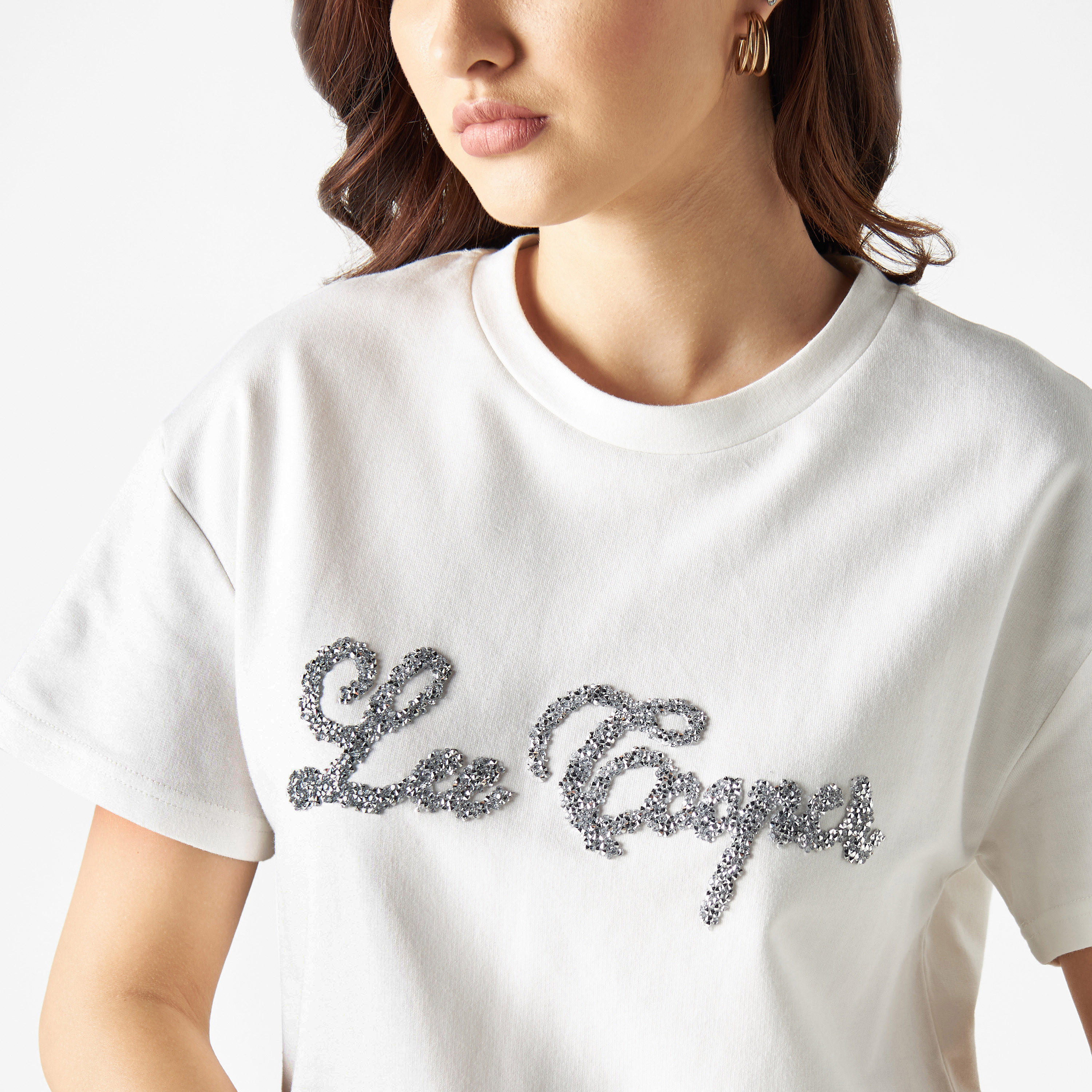تيشيرت بياقة ضيّقة وأكمام قصيرة وطبعات شعار من لي كوبر-women-clothing-tshirts-image-4