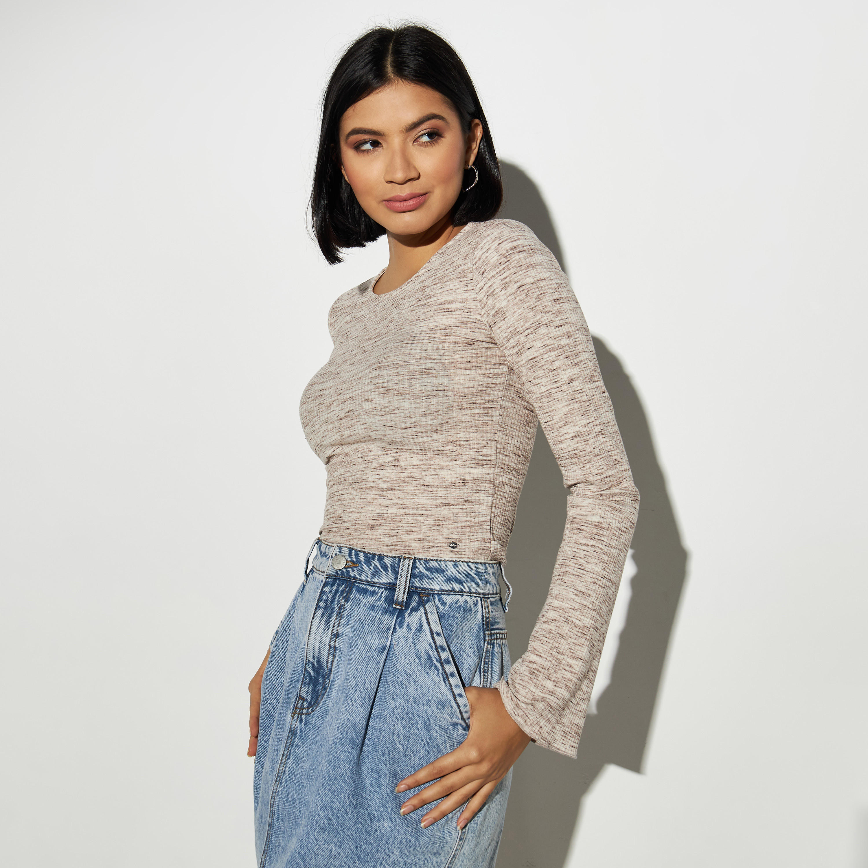 تيشيرت بارز الملمس بياقة ضيّقة وأكمام قصيرة من لي كوبر-women-clothing-tshirts-image-1