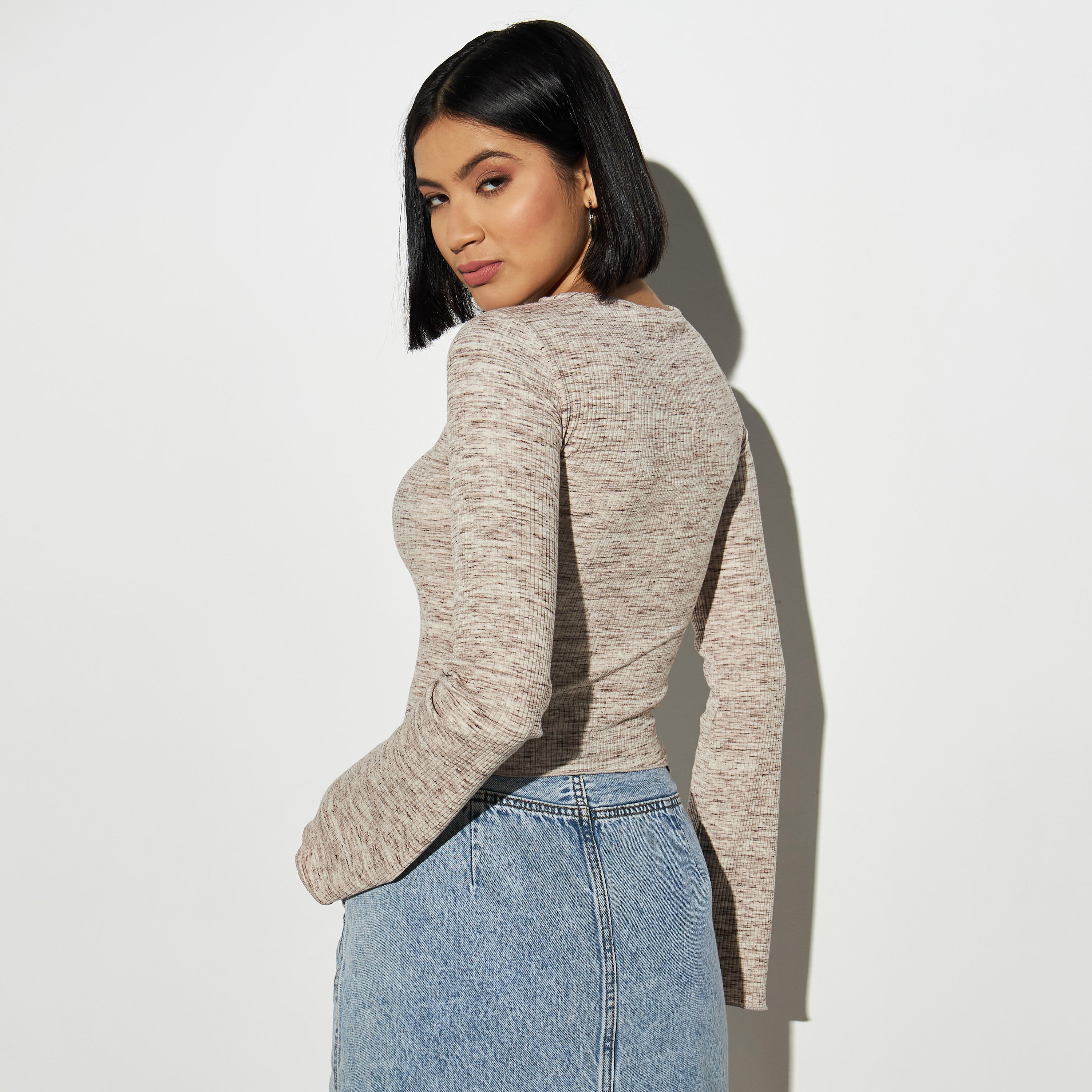 تيشيرت بارز الملمس بياقة ضيّقة وأكمام قصيرة من لي كوبر-women-clothing-tshirts-image-3