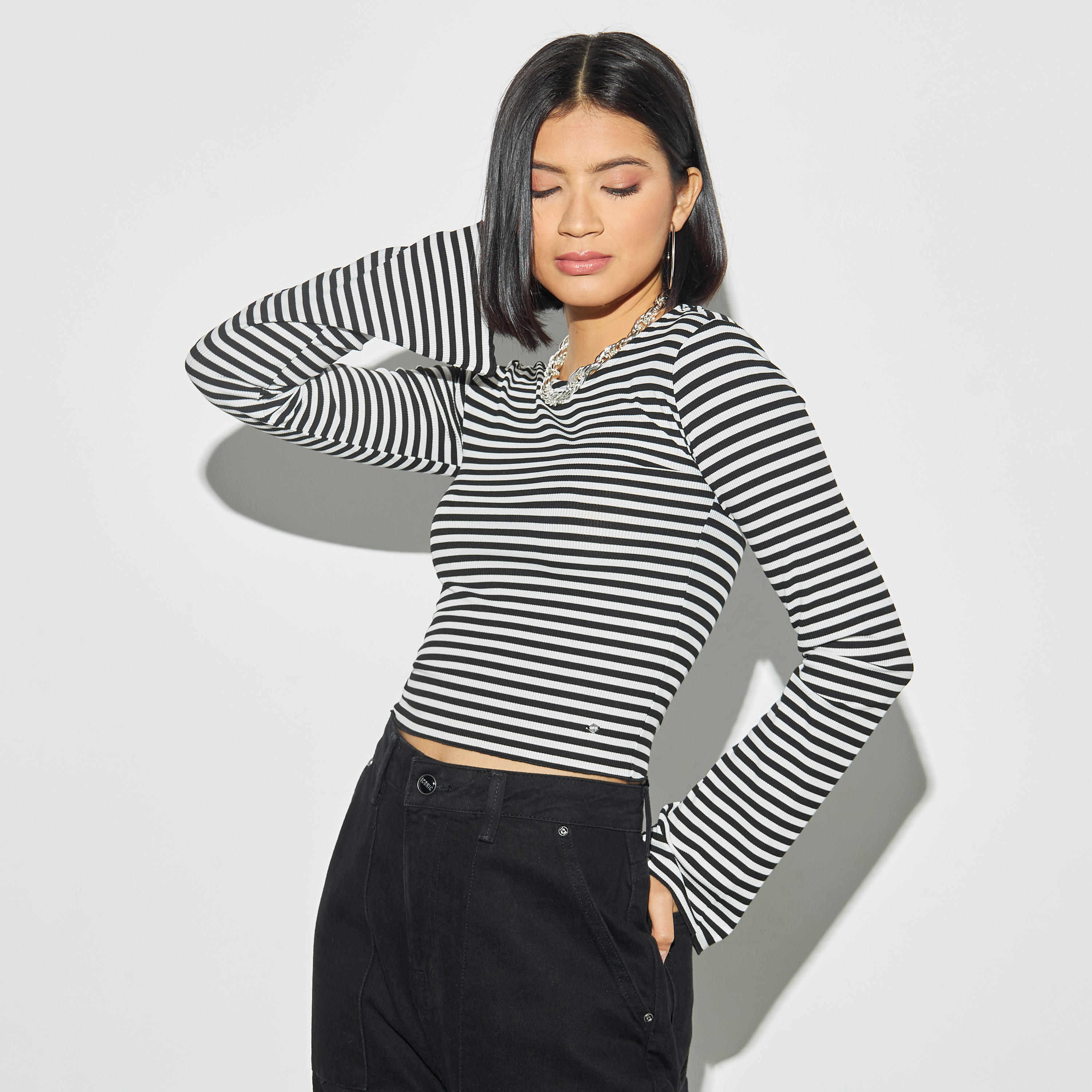 تيشيرت مخطط بياقة ضيقة وأكمام طويلة من لي كوبر-women-clothing-tshirts-image-1