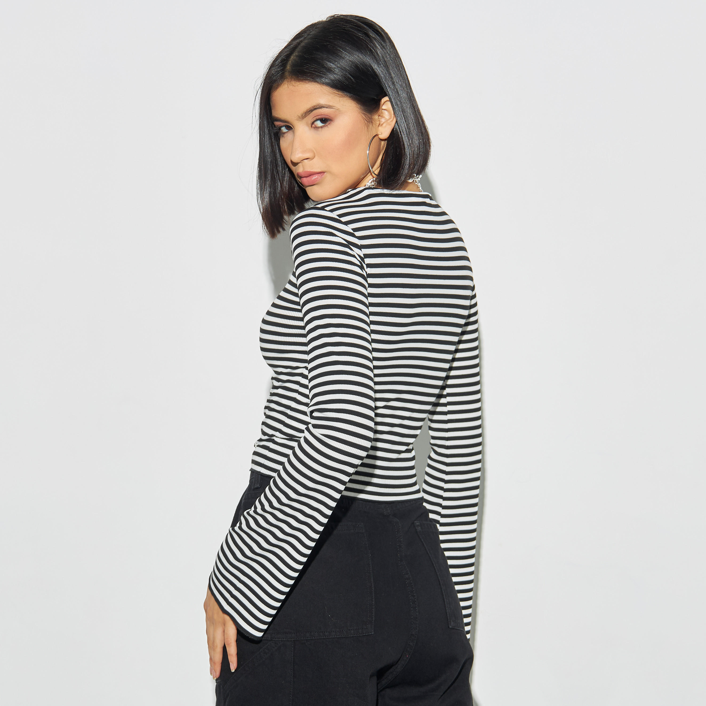 تيشيرت مخطط بياقة ضيقة وأكمام طويلة من لي كوبر-women-clothing-tshirts-image-3