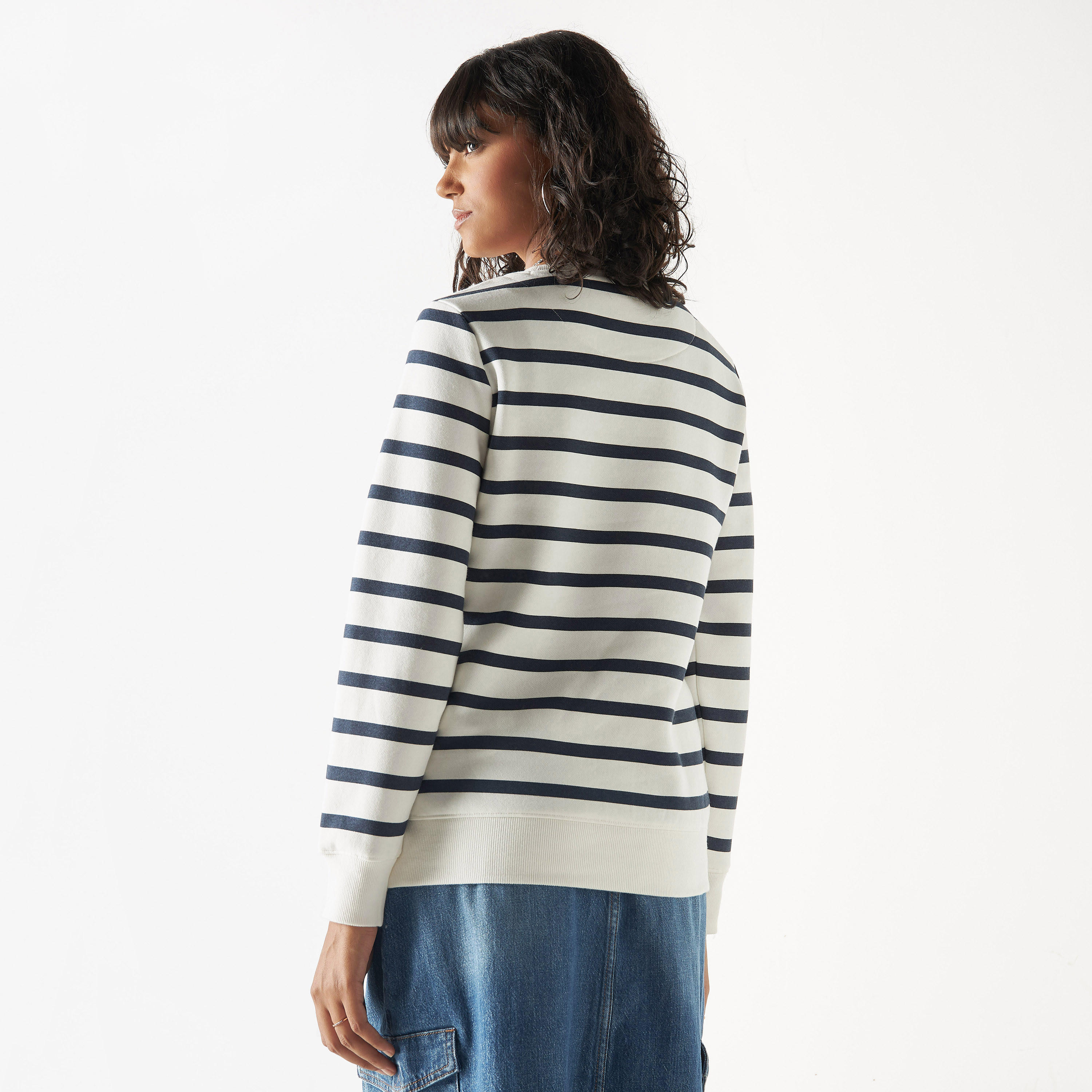 سويت شيرت بياقة ضيّقة وأكمام طويلة وطبعات من لي كوبر-women-winterwear-hoodiesandsweatshirts-sweatshirts-image-3