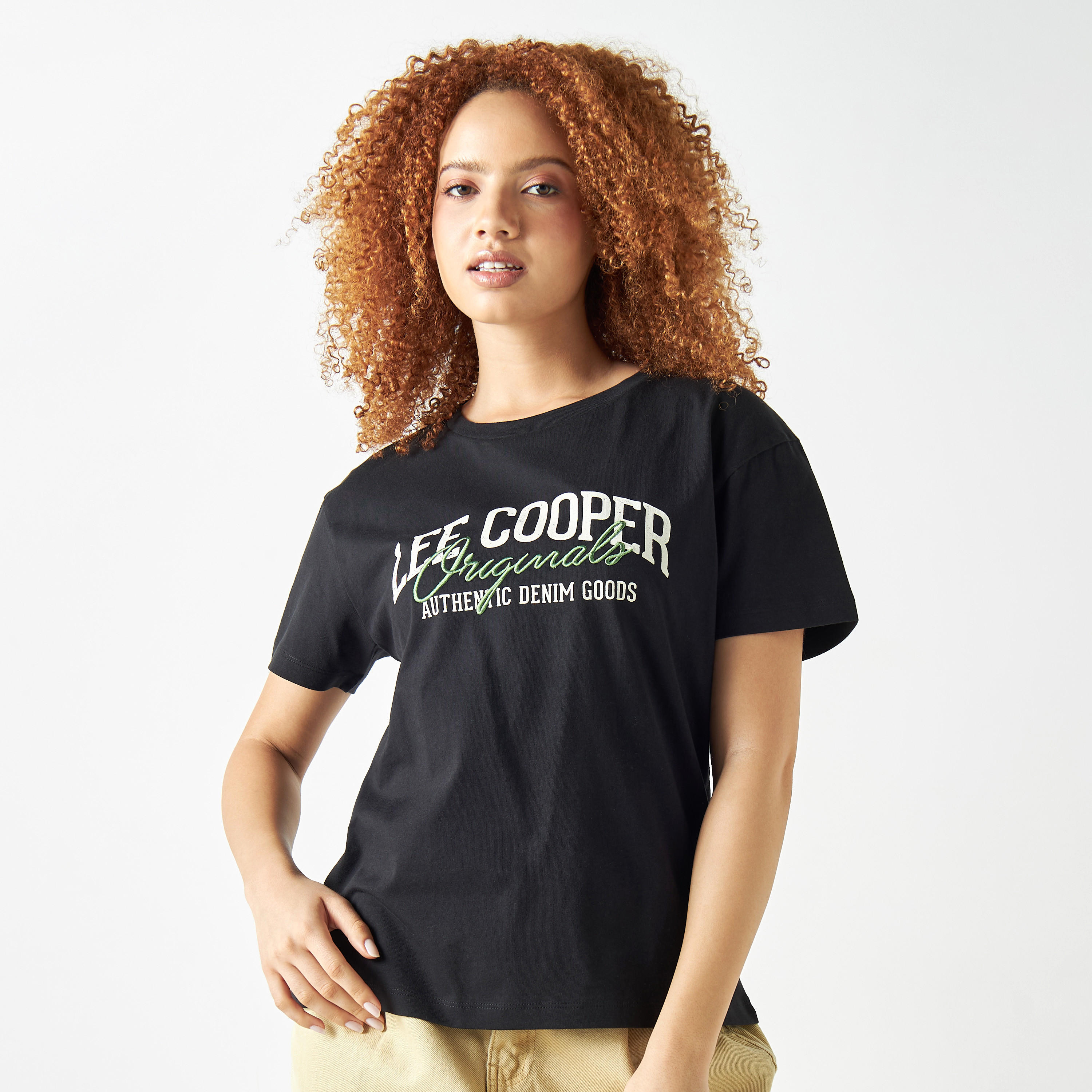 تيشيرت بياقة مستديرة وأكمام قصيرة بطبعات شعار من لي كوبر-women-clothing-tshirts-image-1