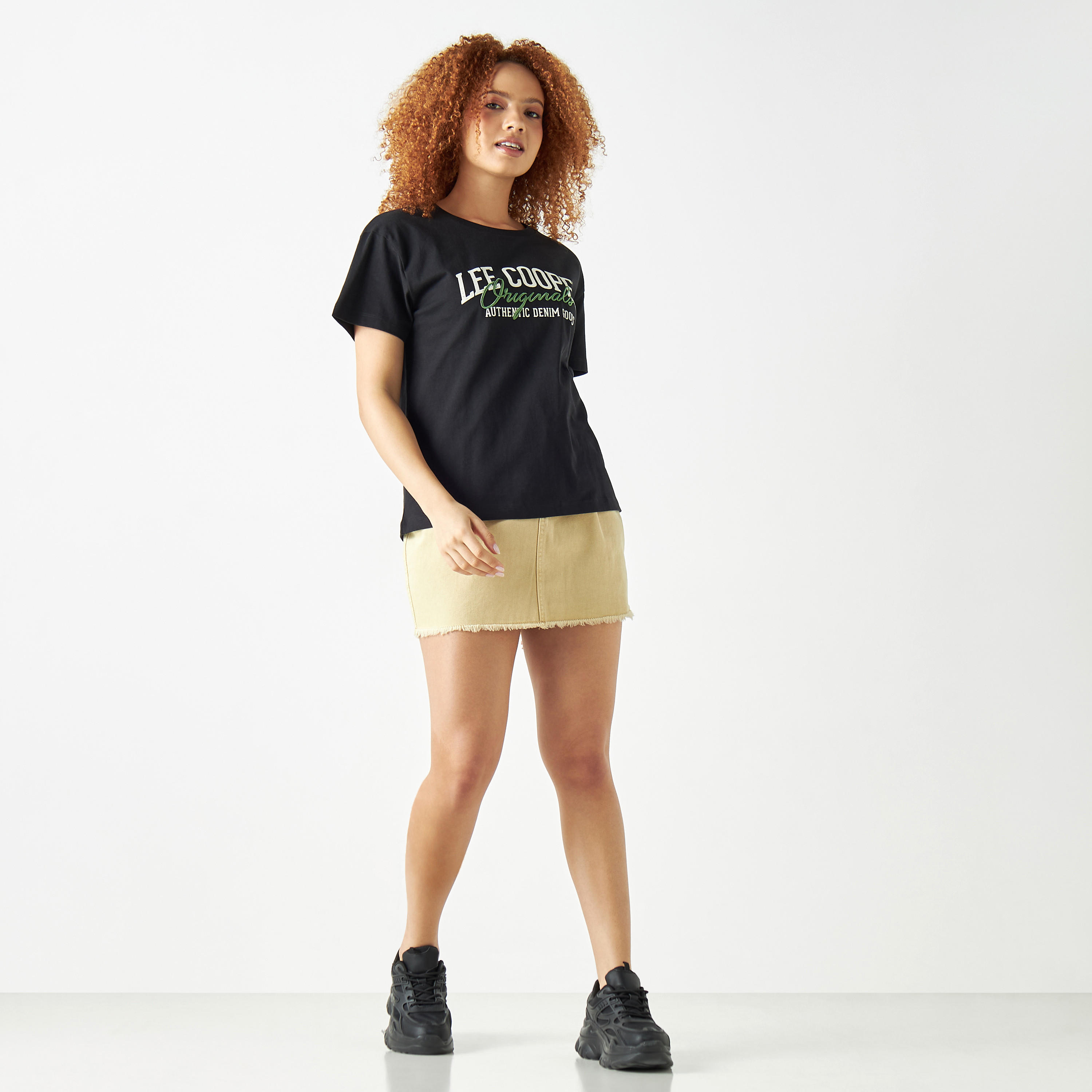 تيشيرت بياقة مستديرة وأكمام قصيرة بطبعات شعار من لي كوبر-women-clothing-tshirts-image-2