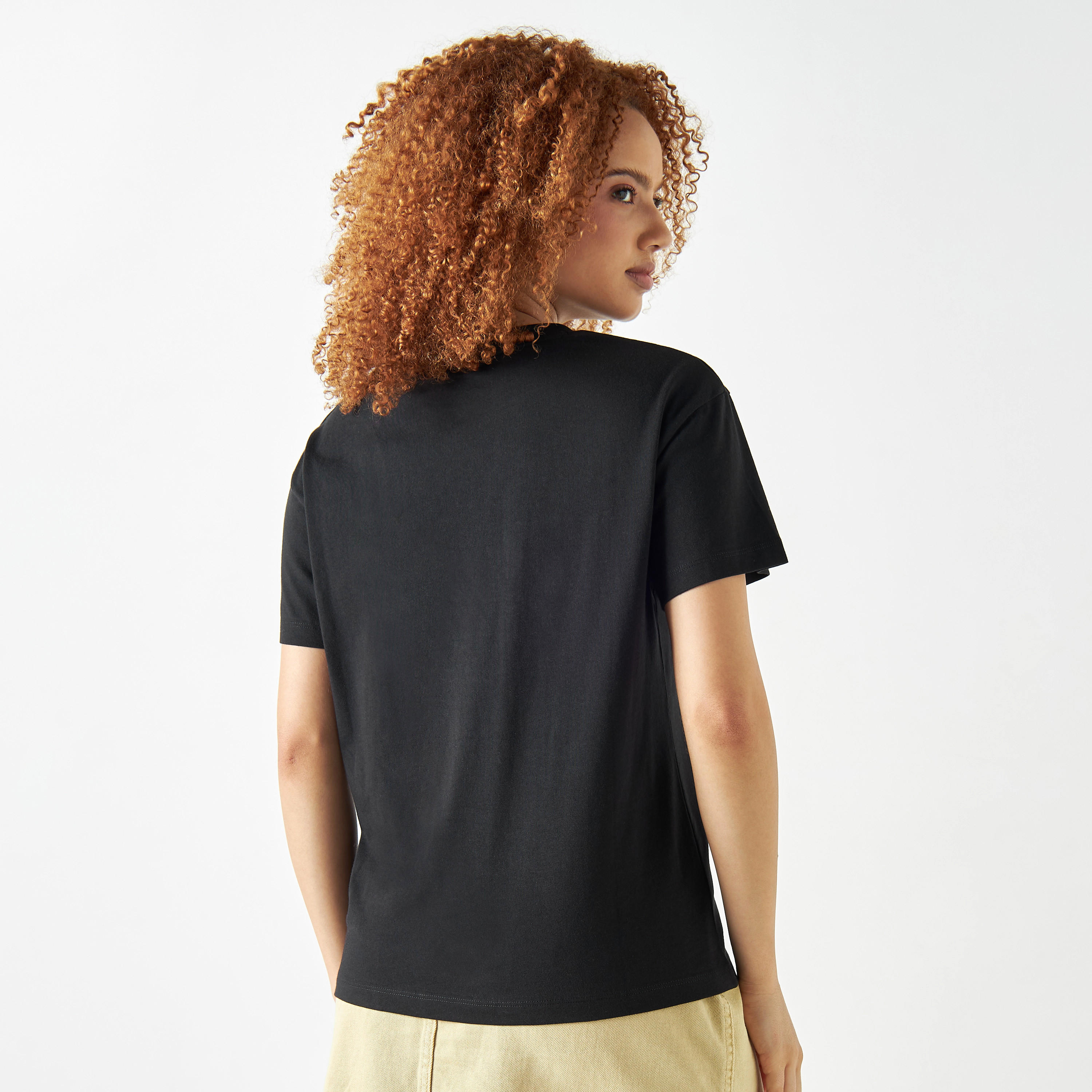 تيشيرت بياقة مستديرة وأكمام قصيرة بطبعات شعار من لي كوبر-women-clothing-tshirts-image-3