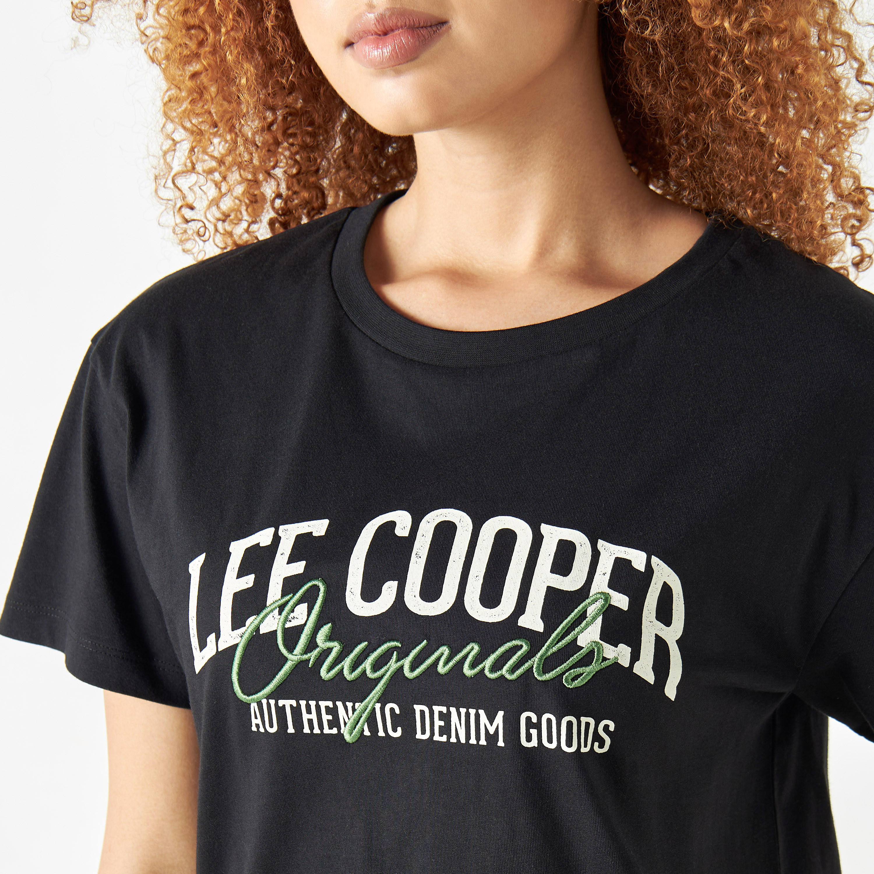تيشيرت بياقة مستديرة وأكمام قصيرة بطبعات شعار من لي كوبر-women-clothing-tshirts-image-4