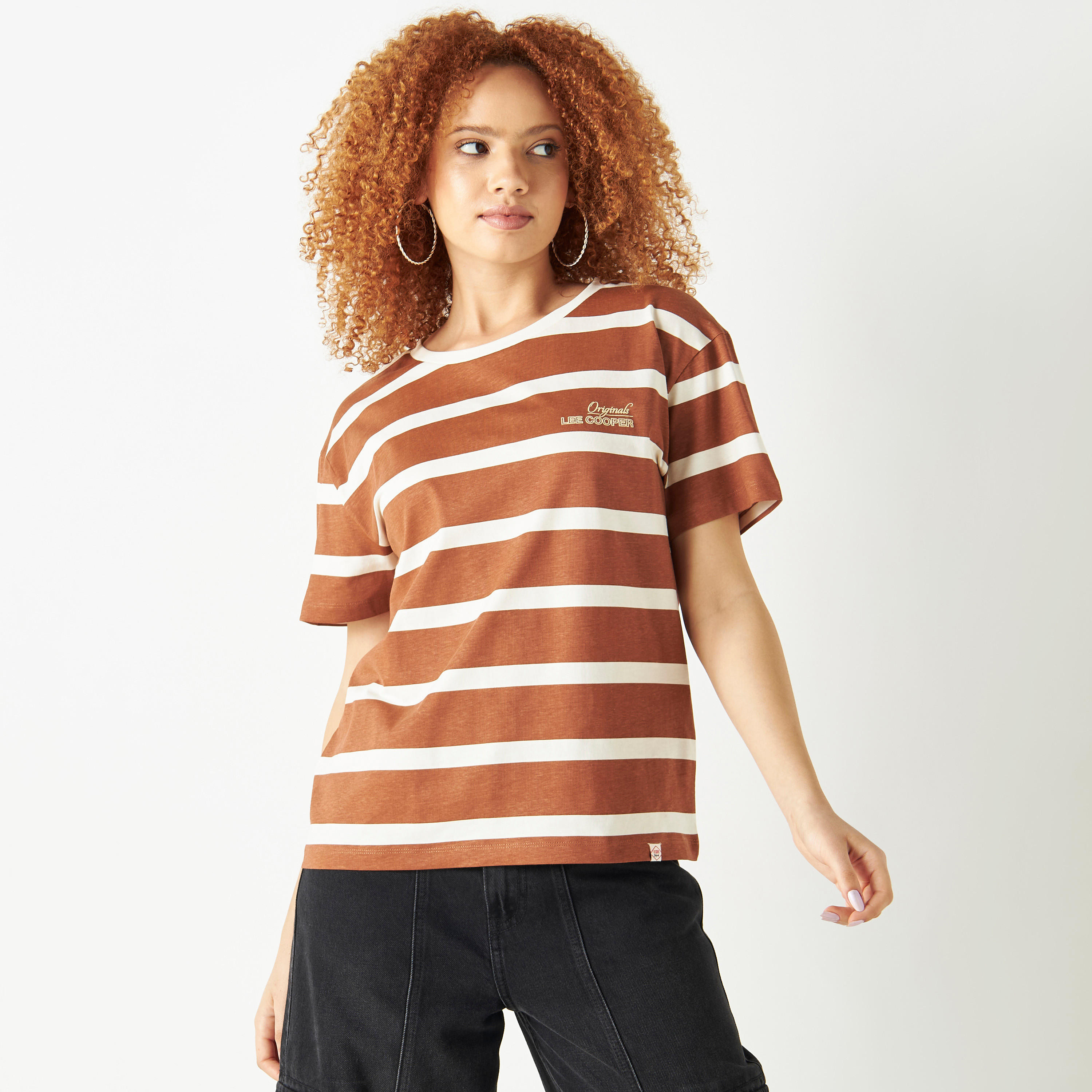 تيشيرت مخطط بأكمام قصيرة وياقة مستديرة بطبعات شعار من لي كوبر-women-clothing-tshirts-image-1